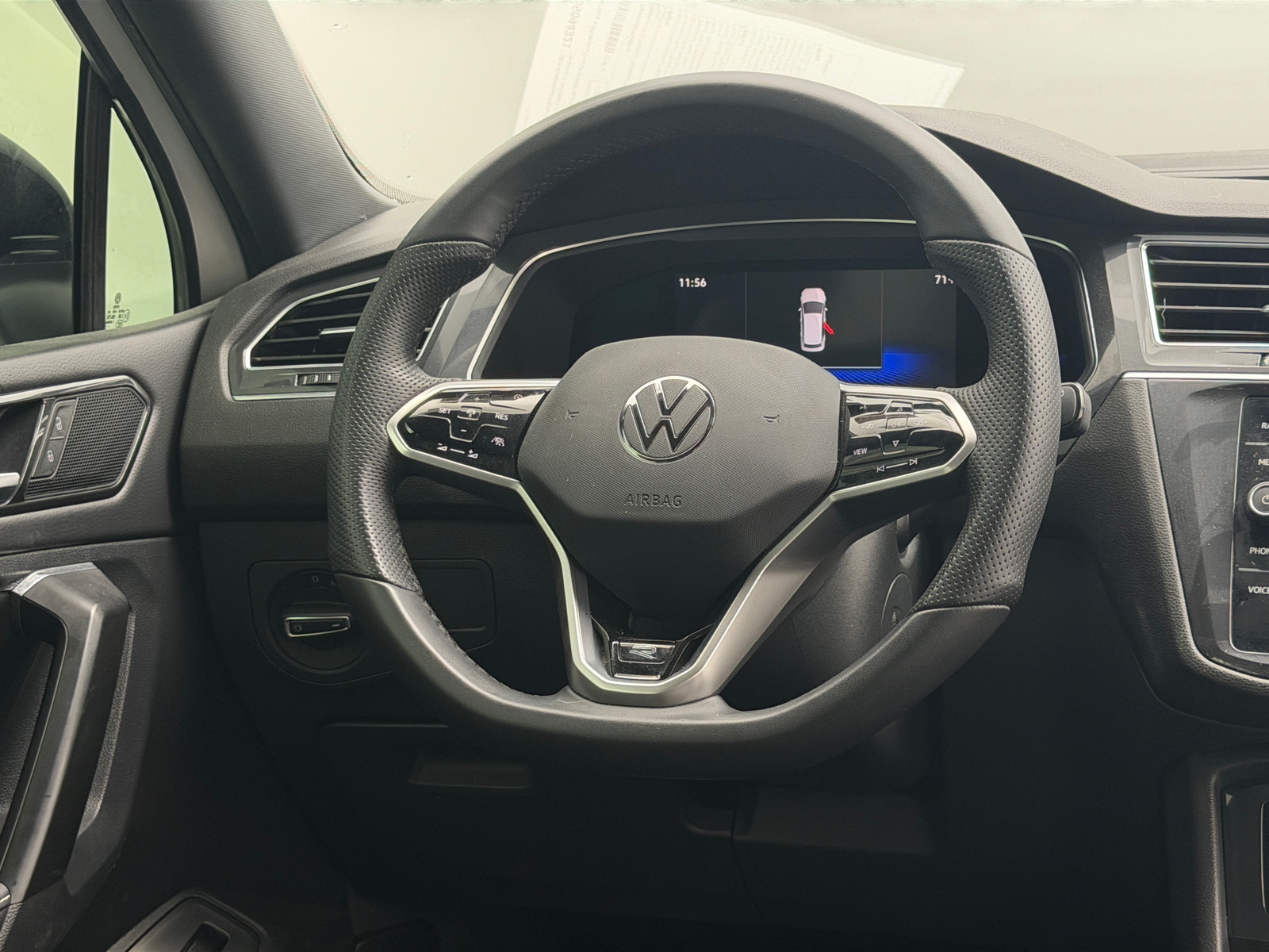 Thumbnail: 2022 Volkswagen Tiguan - 4