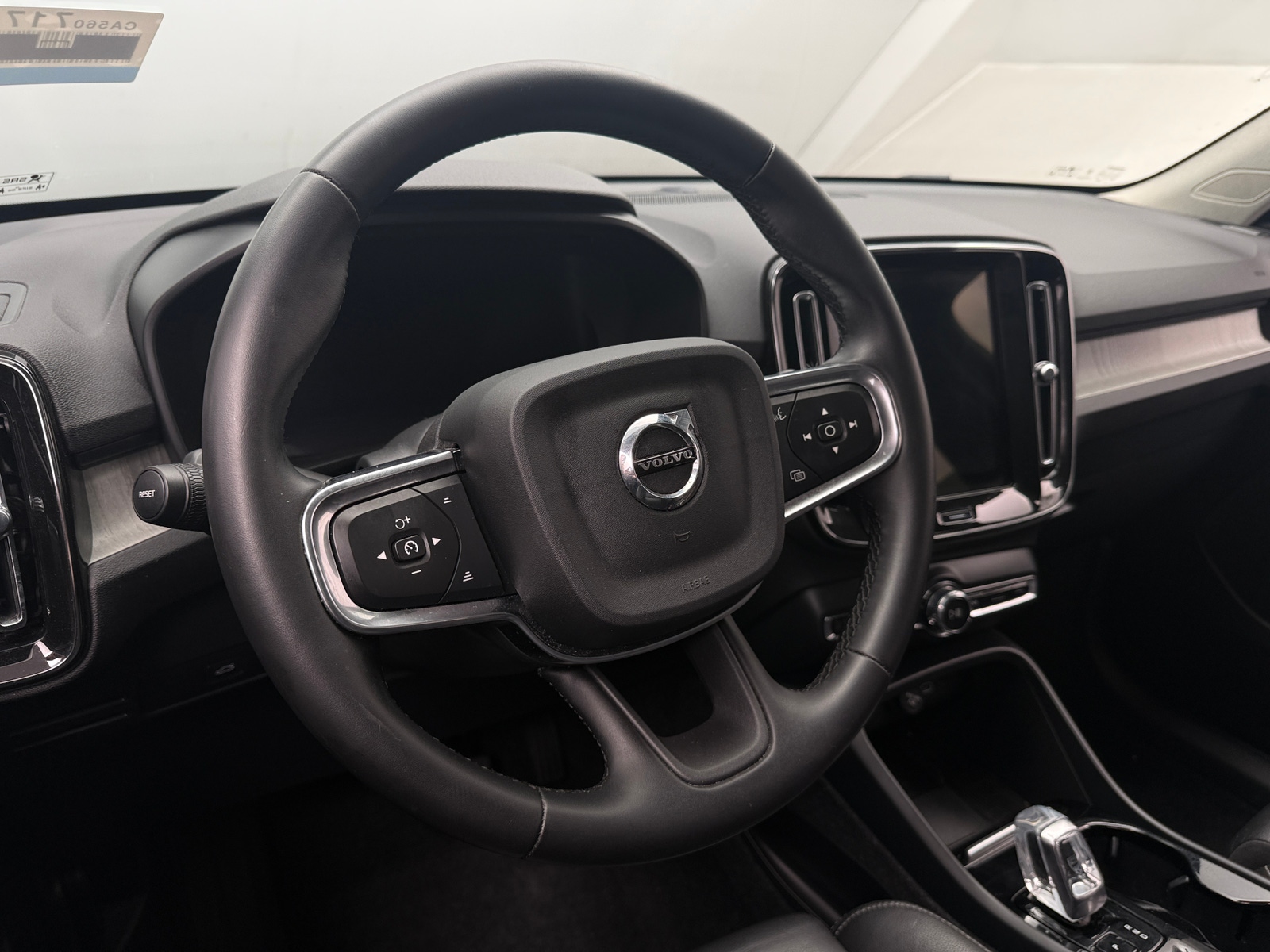 Thumbnail: 2025 Volvo XC40 - 4
