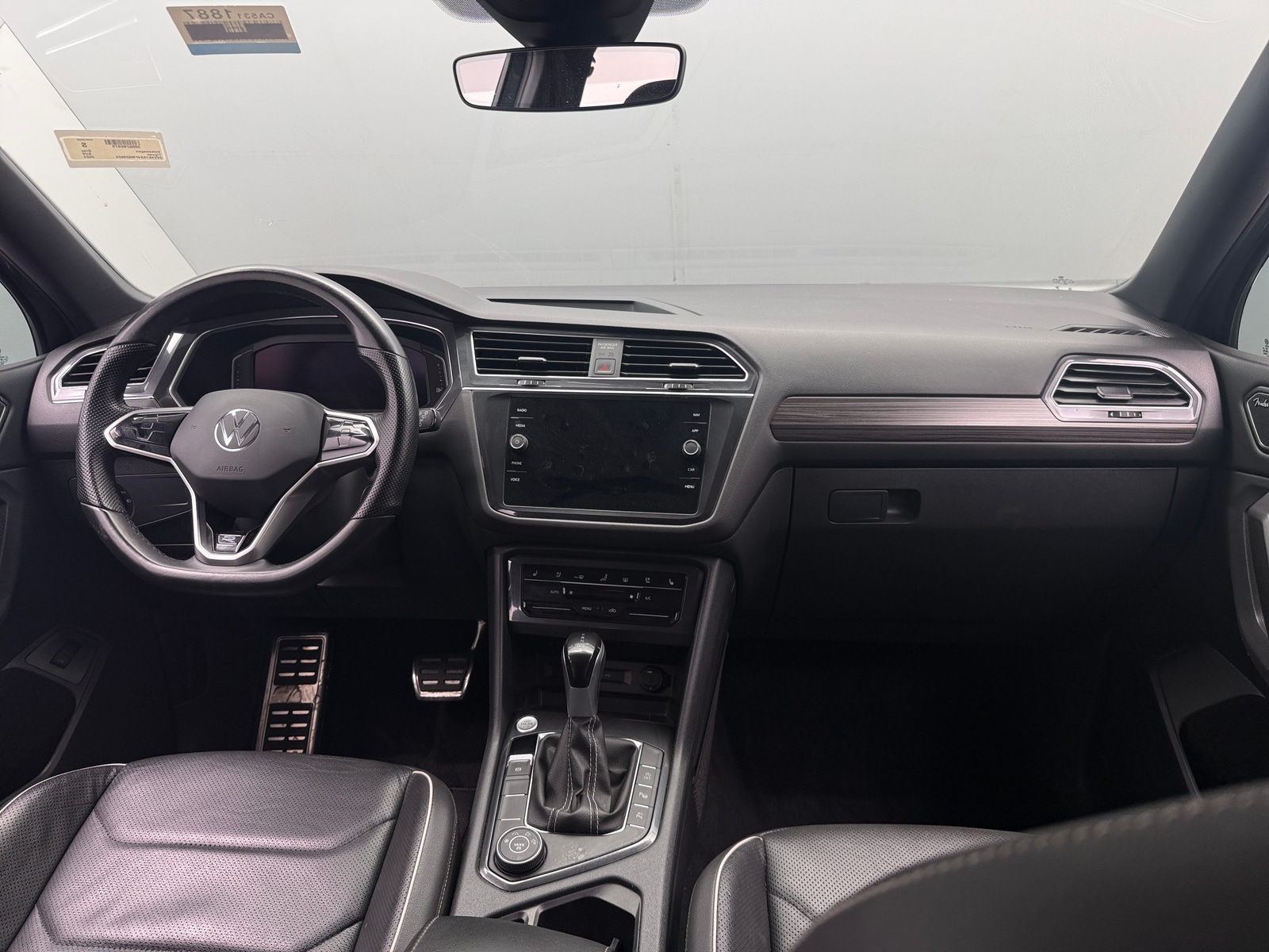 Thumbnail: 2023 Volkswagen Tiguan - 3