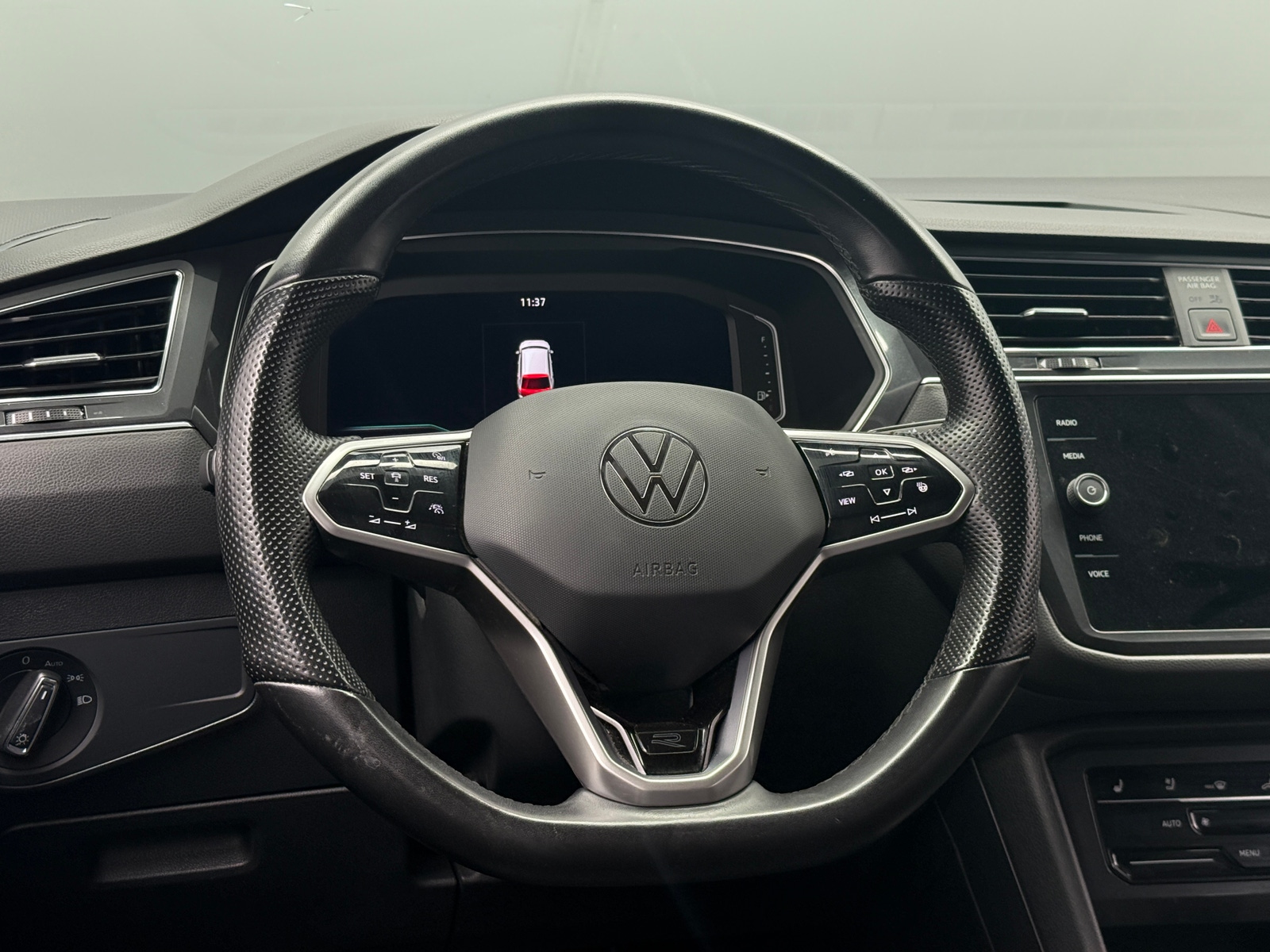 Thumbnail: 2023 Volkswagen Tiguan - 5
