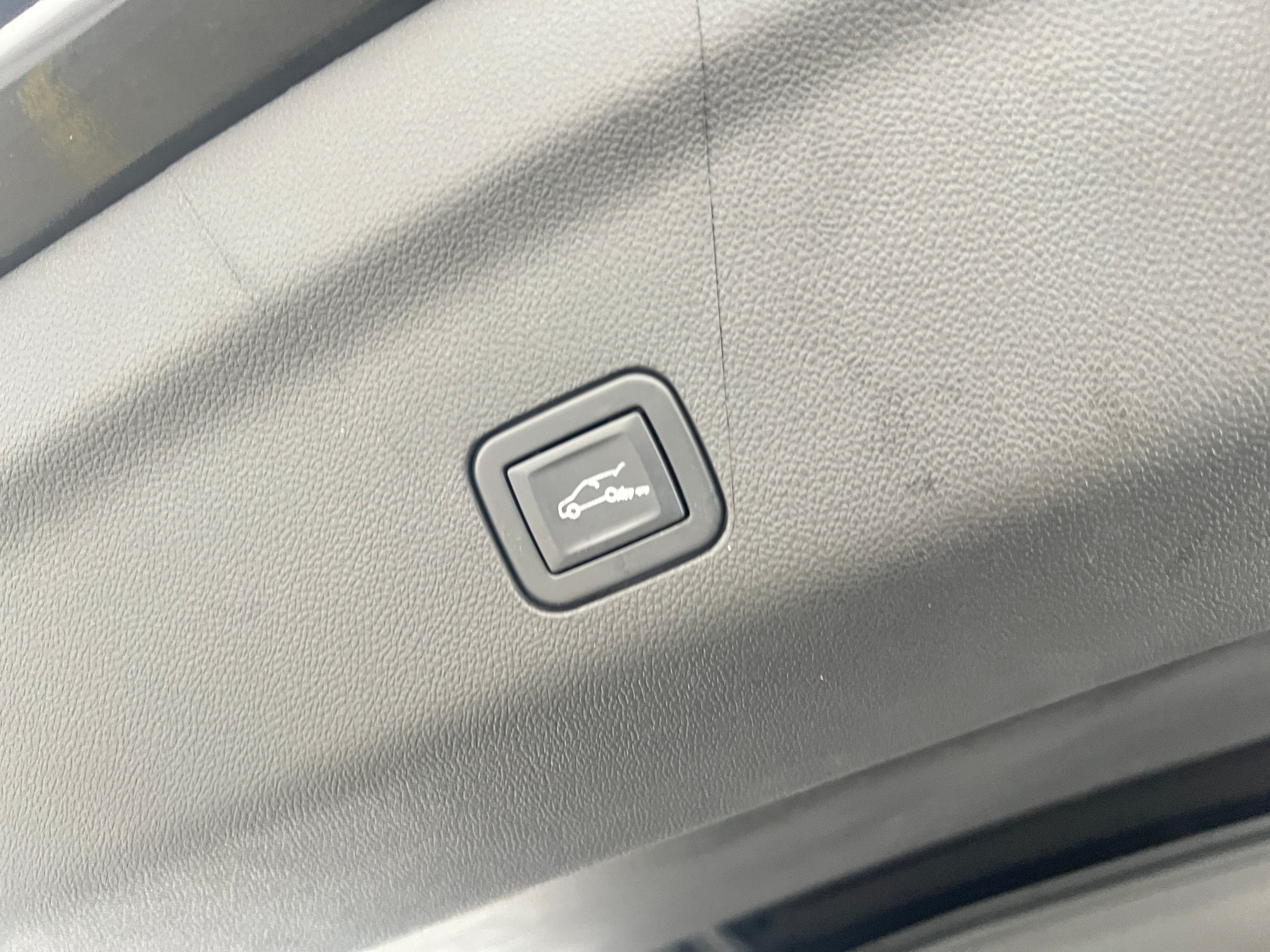 2022 Chevrolet Tahoe LT - Photo 2
