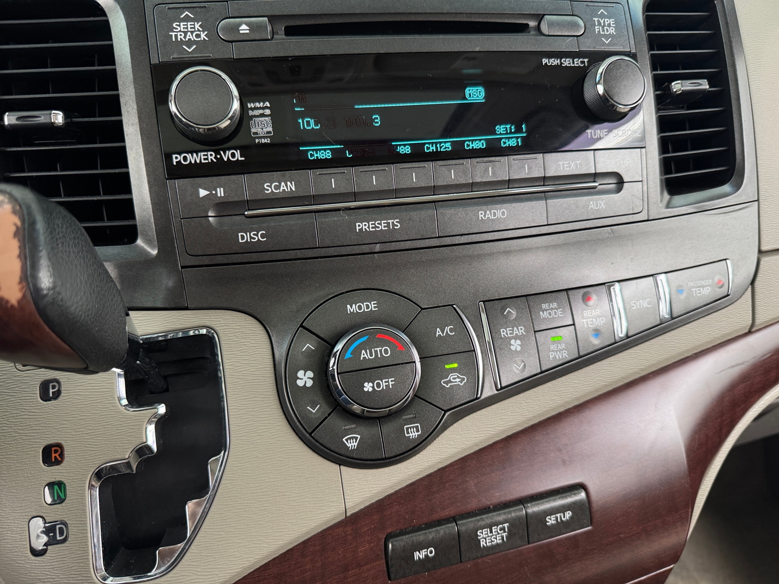 Thumbnail: 2014 Toyota Sienna - 3
