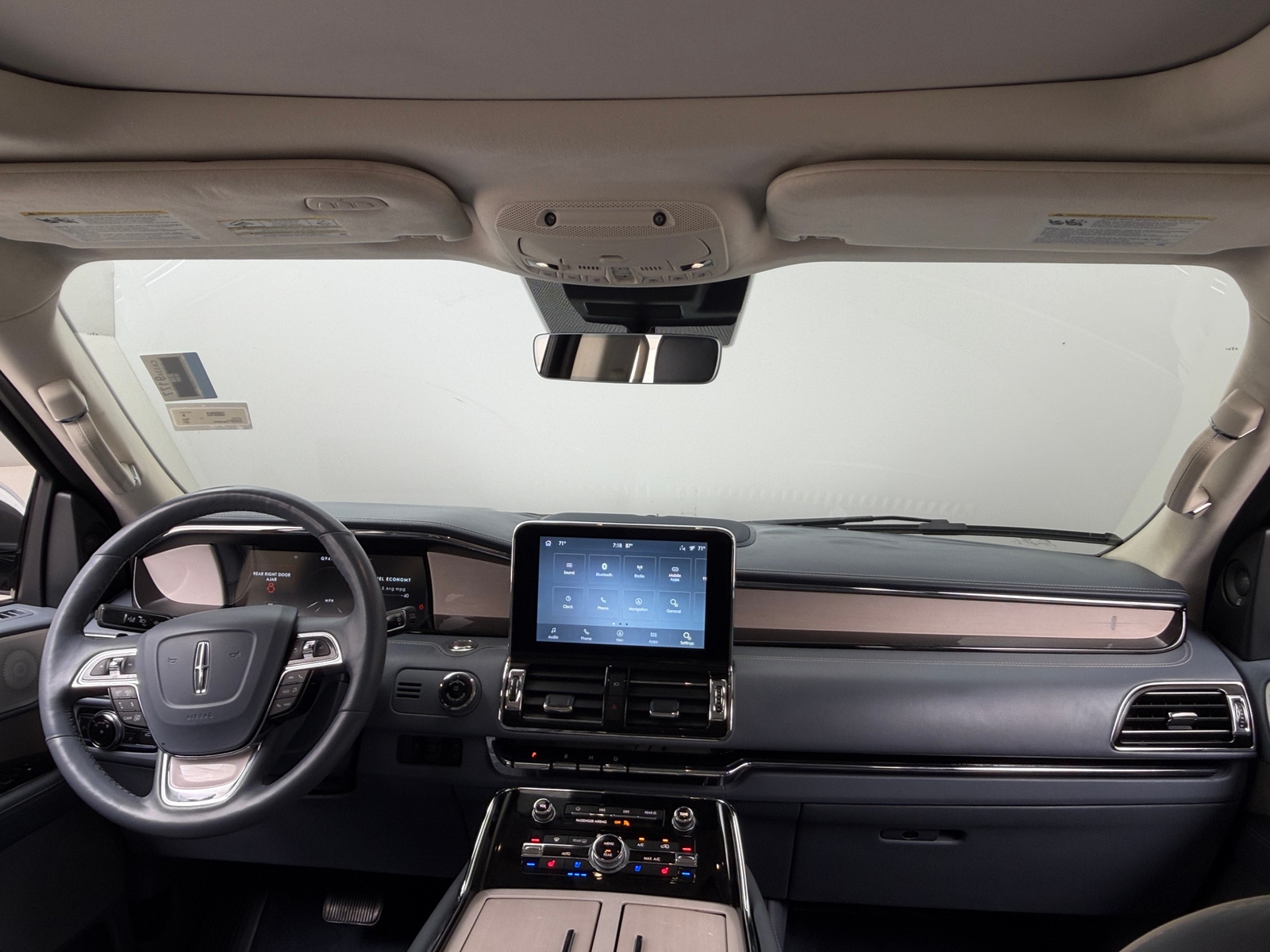 Thumbnail: 2021 Lincoln Navigator L - 2