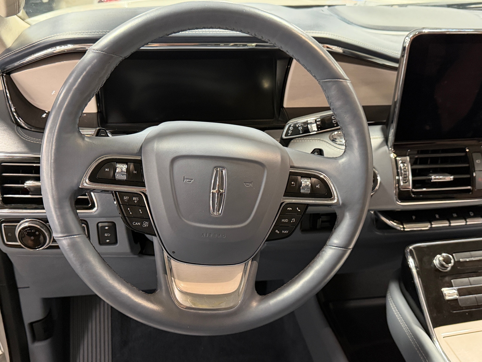 Thumbnail: 2021 Lincoln Navigator L - 4
