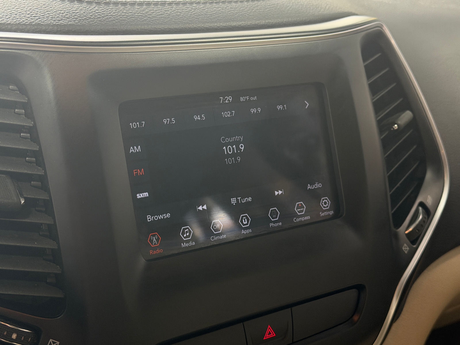 Thumbnail: 2019 Jeep Cherokee - 4