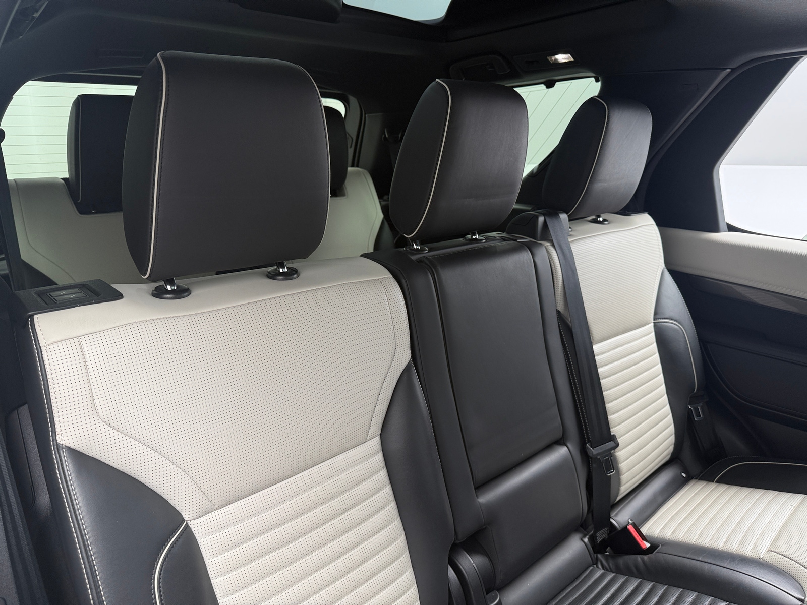 Thumbnail: 2021 Land Rover Discovery - 5