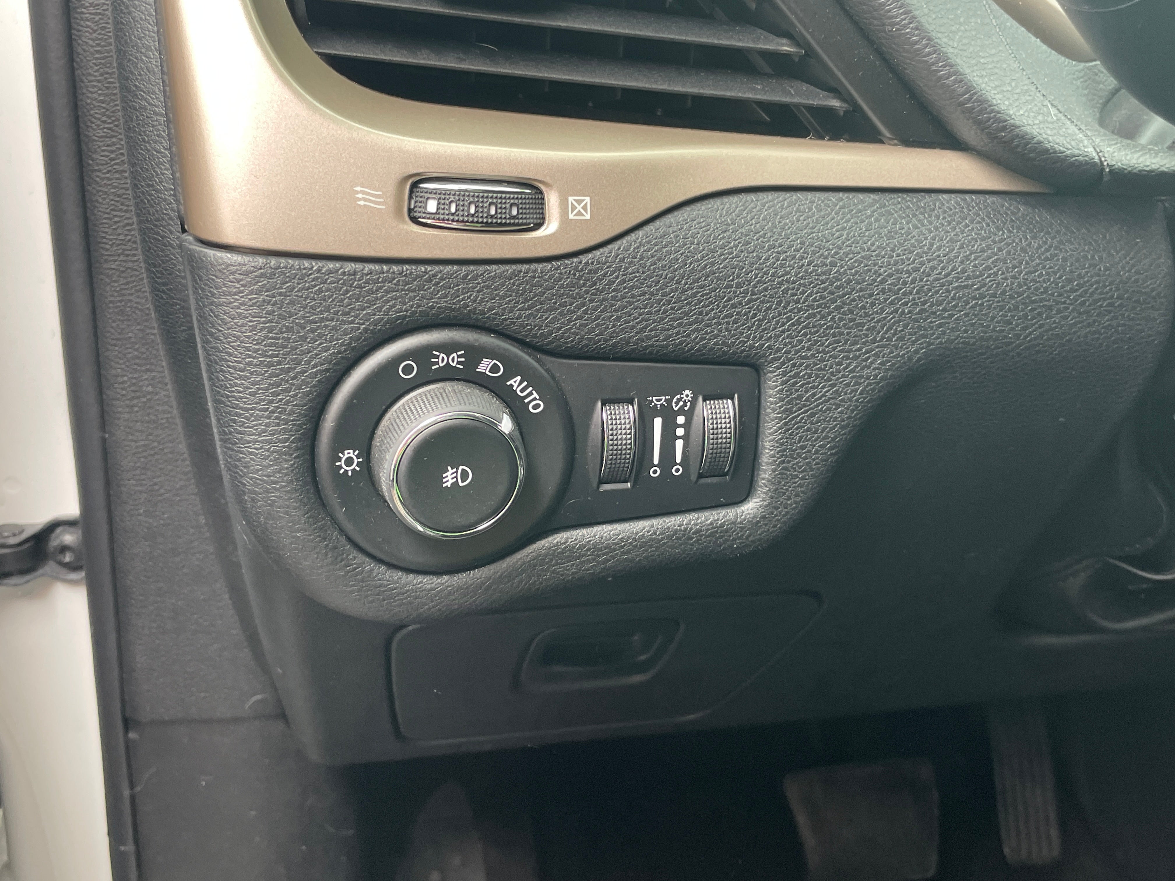 Used 2016 Jeep Cherokee Latitude with VIN 1C4PJMCB8GW220655 for sale in Pewaukee, WI