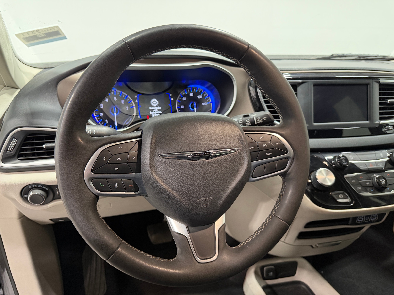 Thumbnail: 2023 Chrysler Voyager - 5