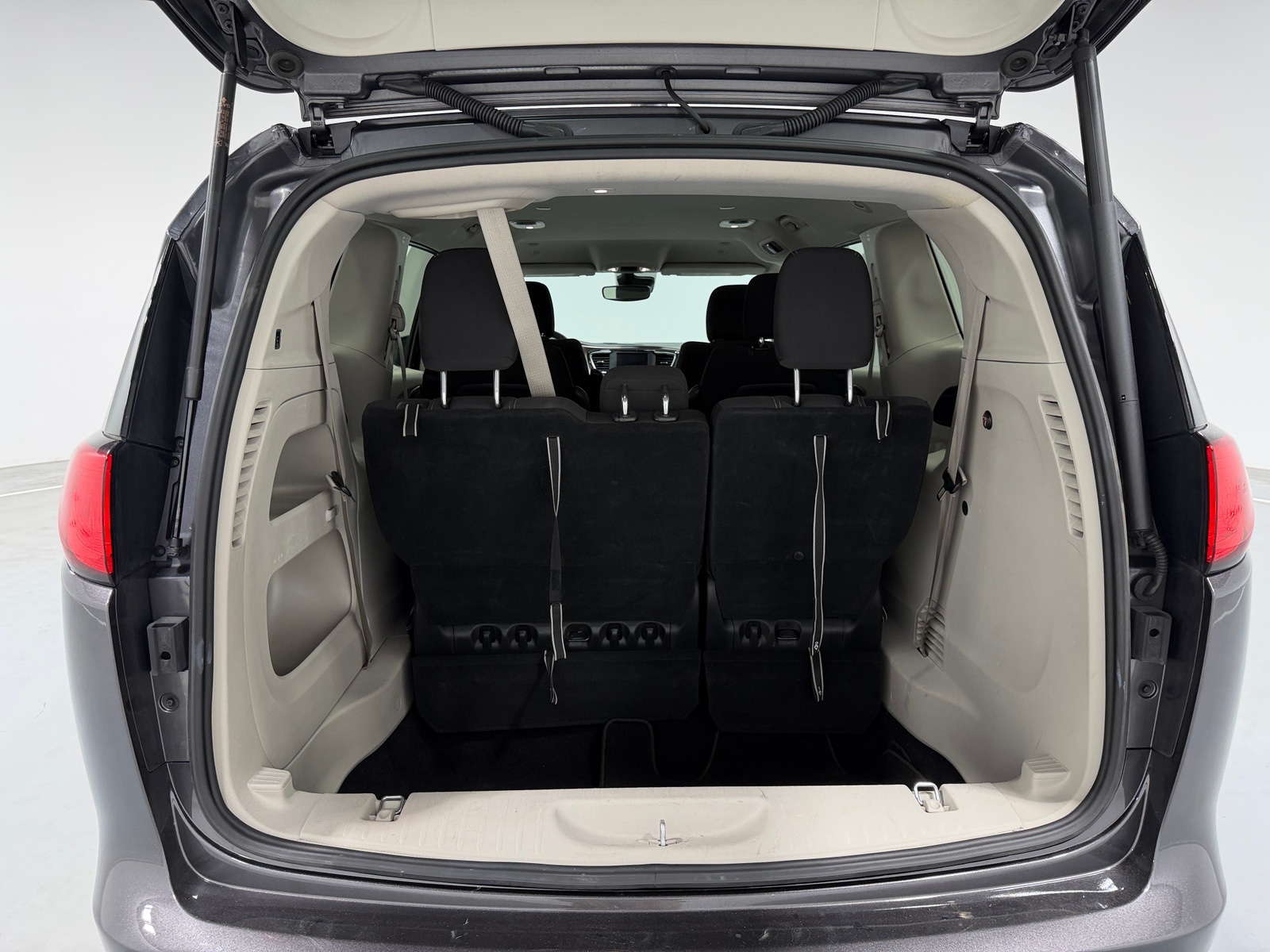 Thumbnail: 2023 Chrysler Voyager - 7