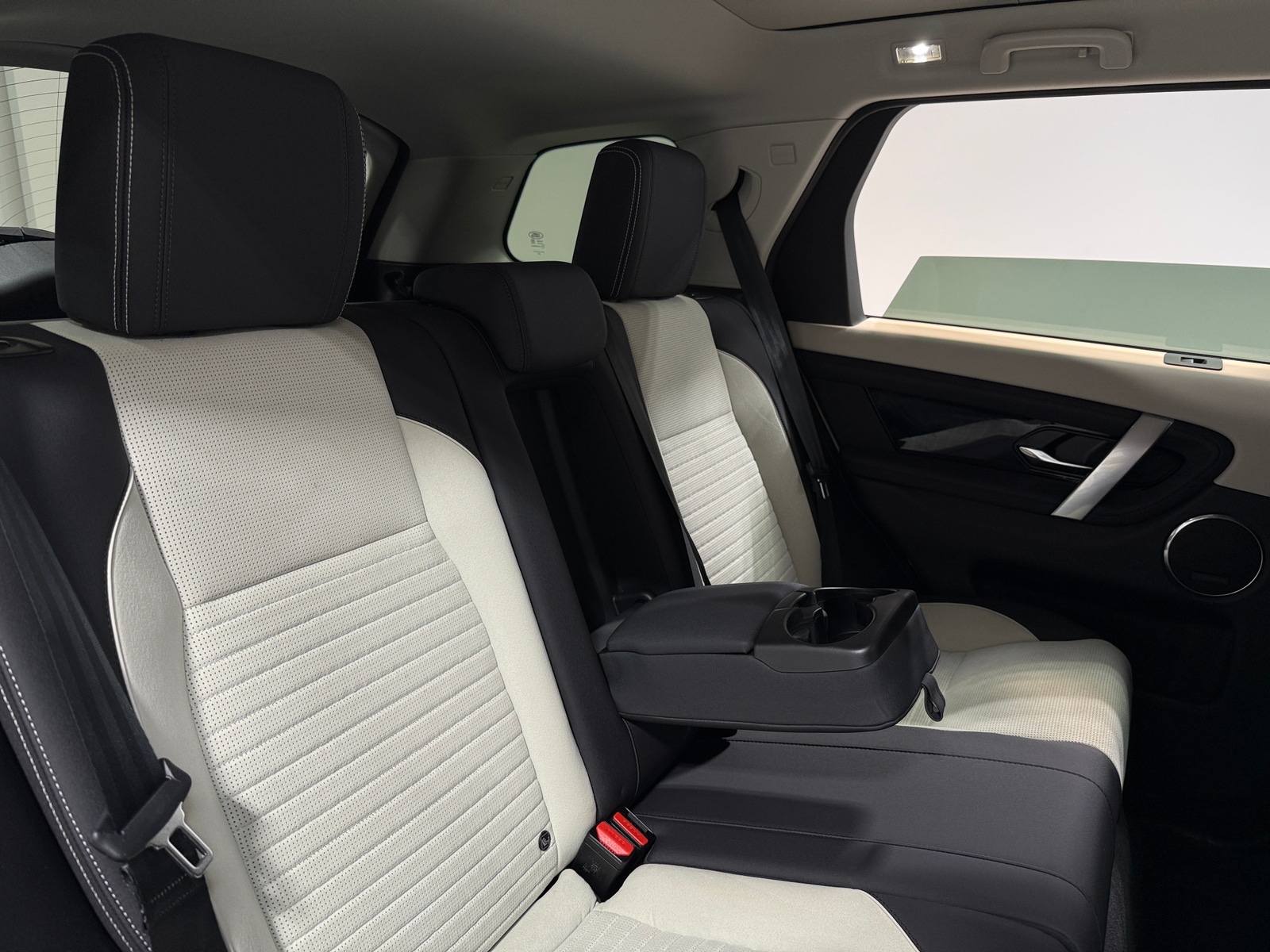 Thumbnail: 2024 Land Rover Discovery Sport - 5