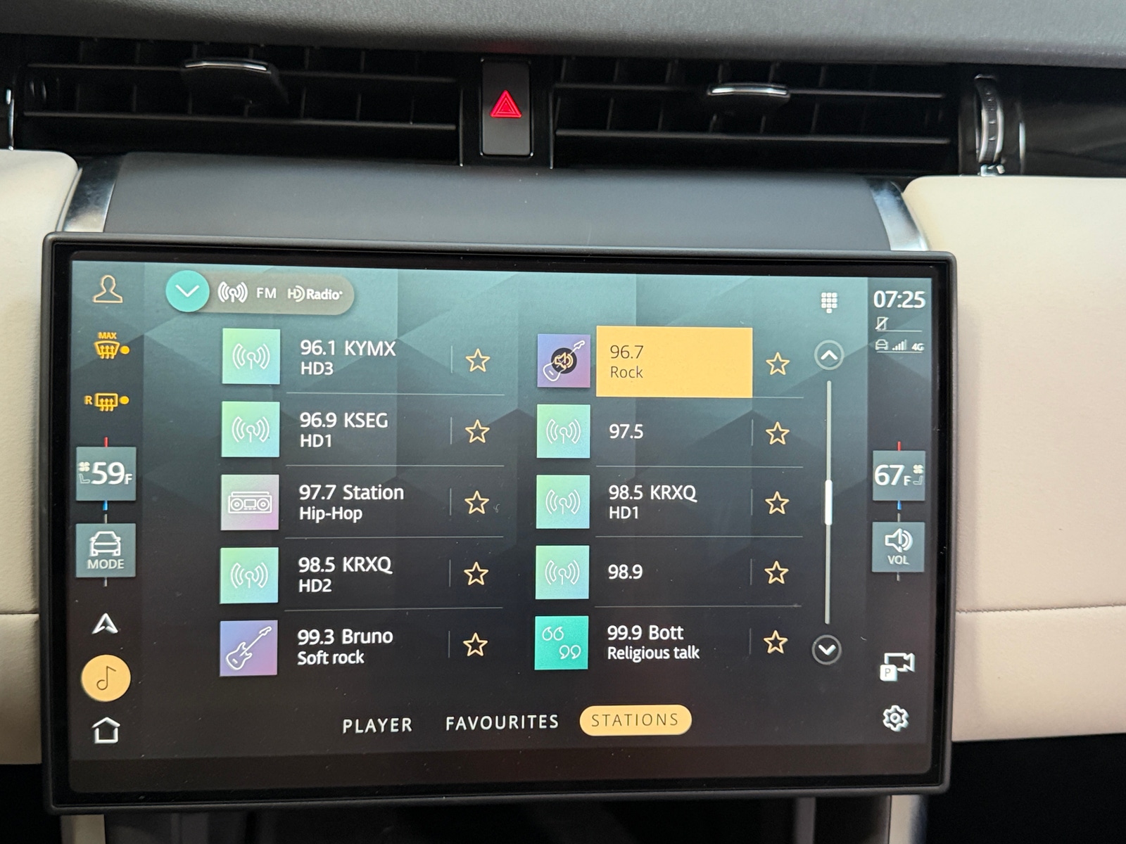 Thumbnail: 2024 Land Rover Discovery Sport - 3