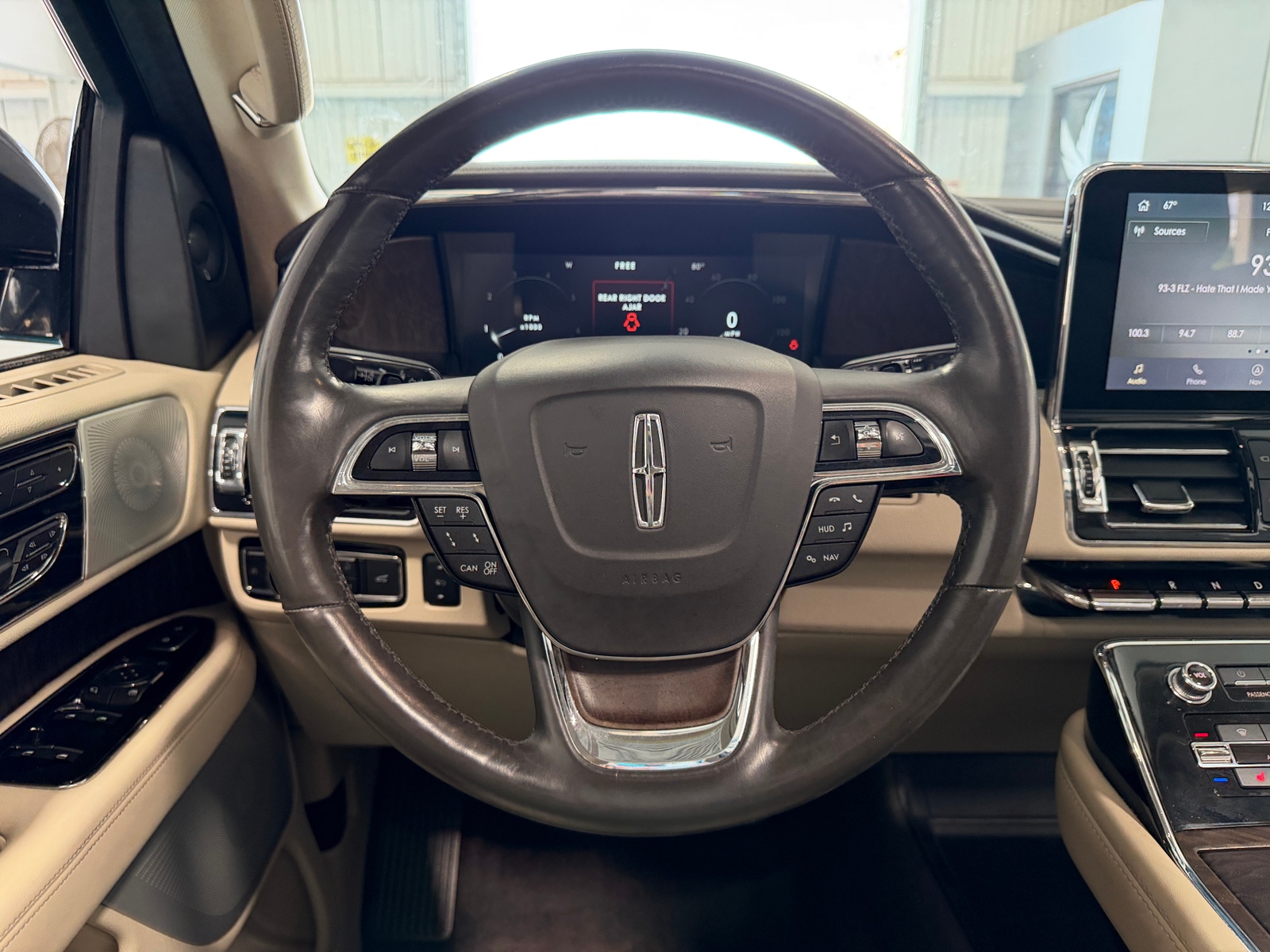 Thumbnail: 2021 Lincoln Navigator L - 4