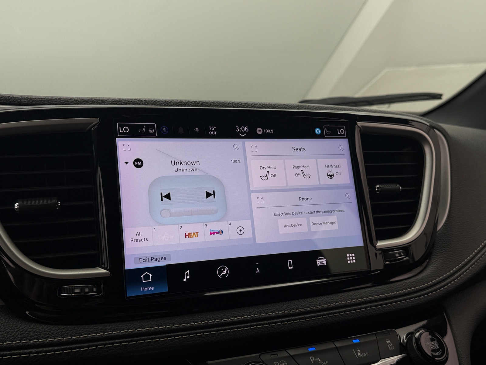 Thumbnail: 2024 Chrysler Pacifica - 3