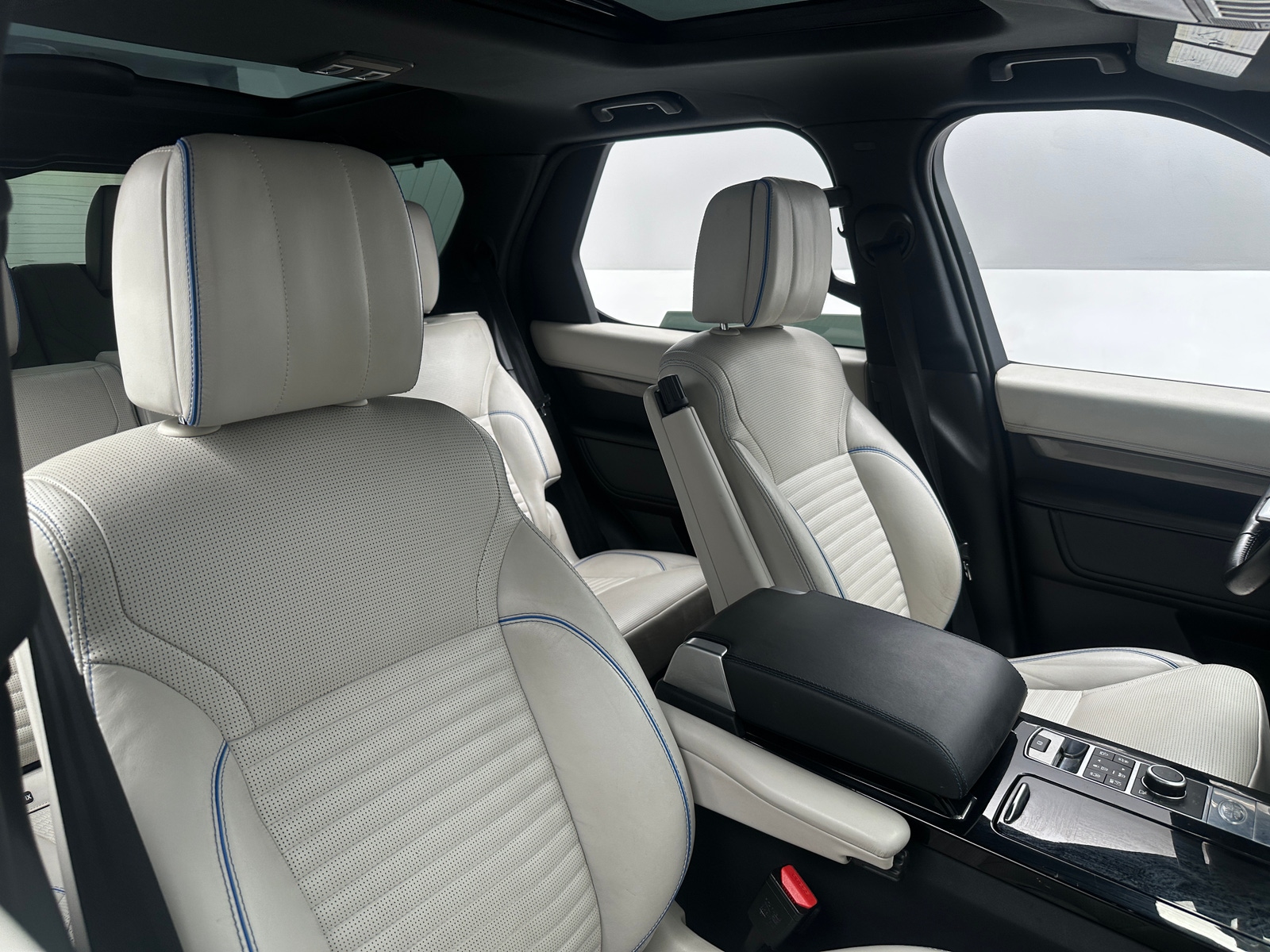 Thumbnail: 2018 Land Rover Discovery - 2