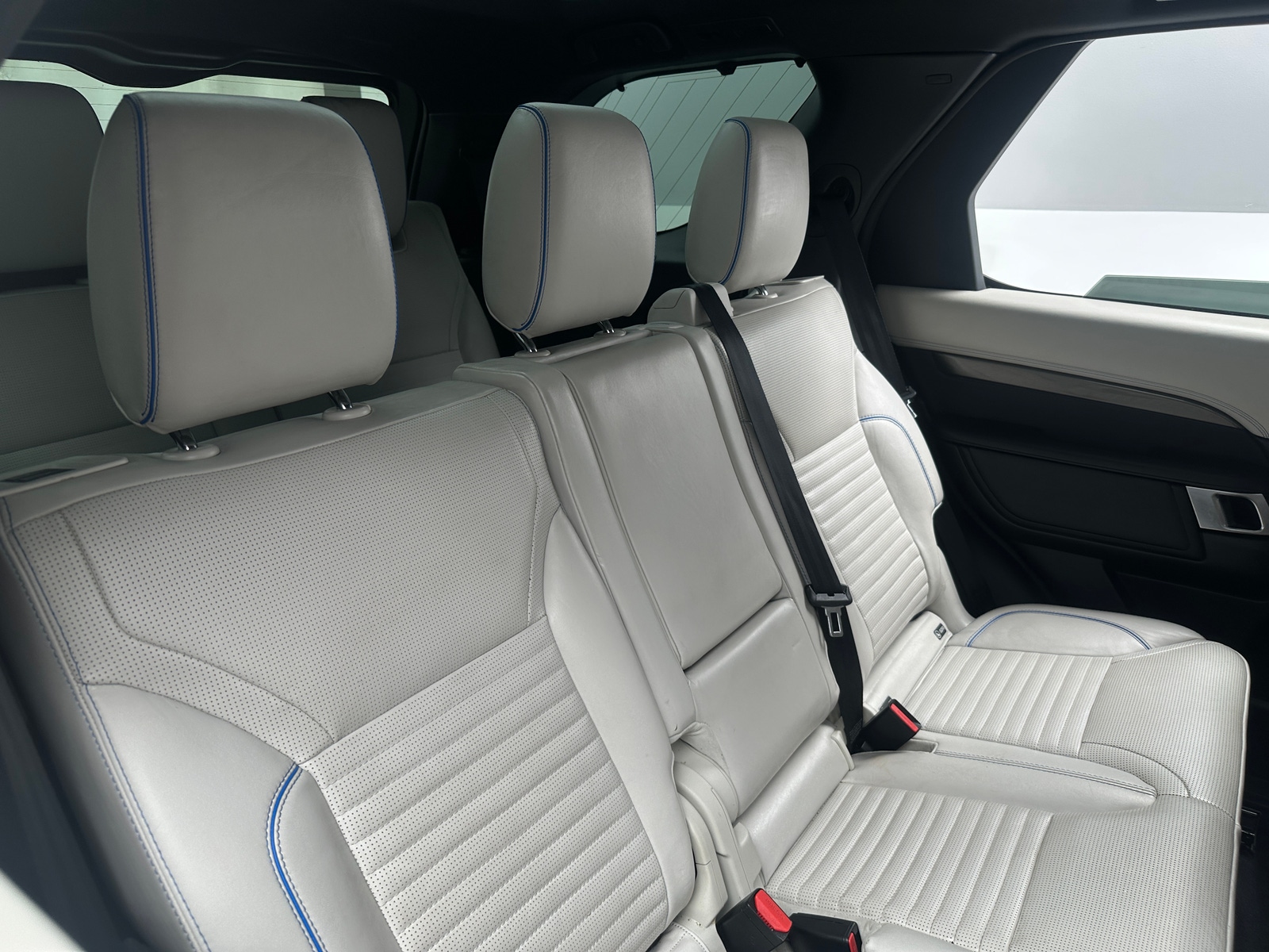 Thumbnail: 2018 Land Rover Discovery - 6