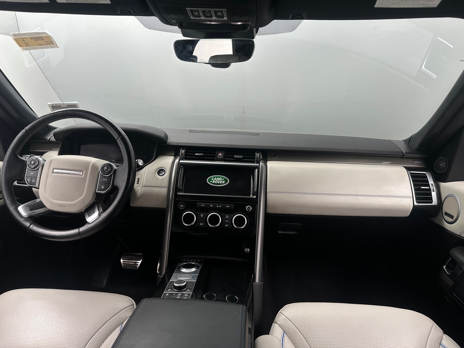 Thumbnail: 2018 Land Rover Discovery - 3