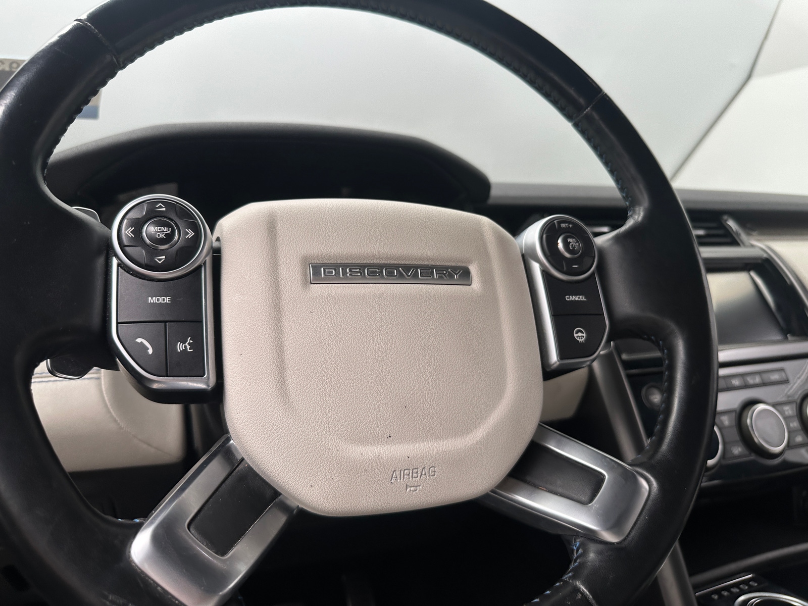 Thumbnail: 2018 Land Rover Discovery - 5