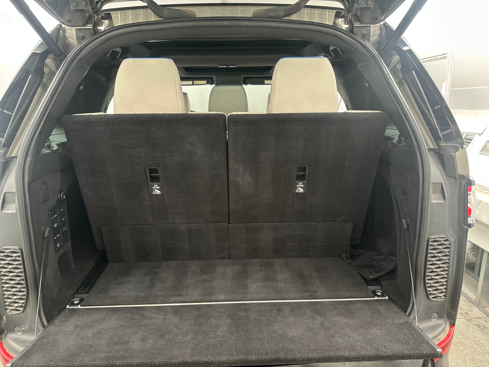 Thumbnail: 2018 Land Rover Discovery - 7