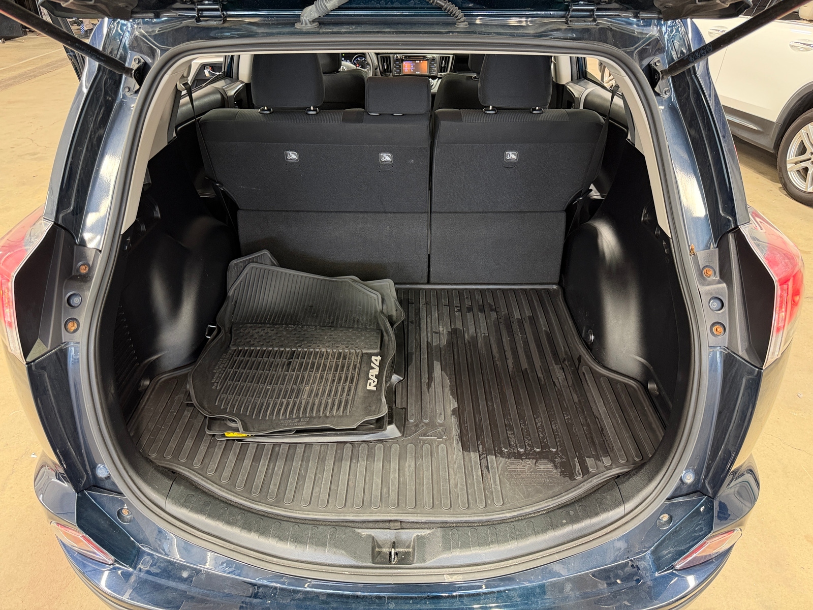 Thumbnail: 2018 Toyota RAV4 - 7