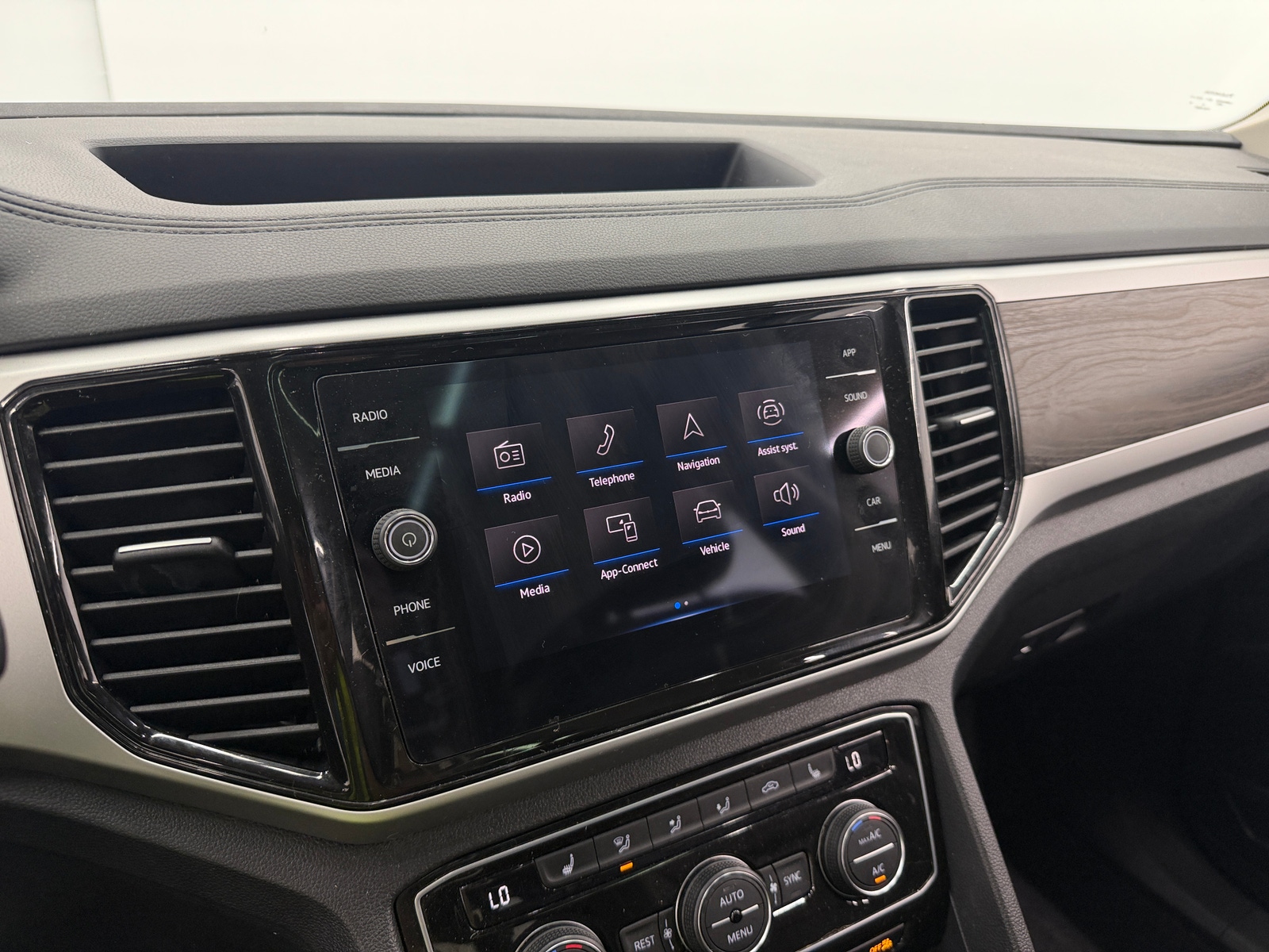 Thumbnail: 2022 Volkswagen Atlas - 3