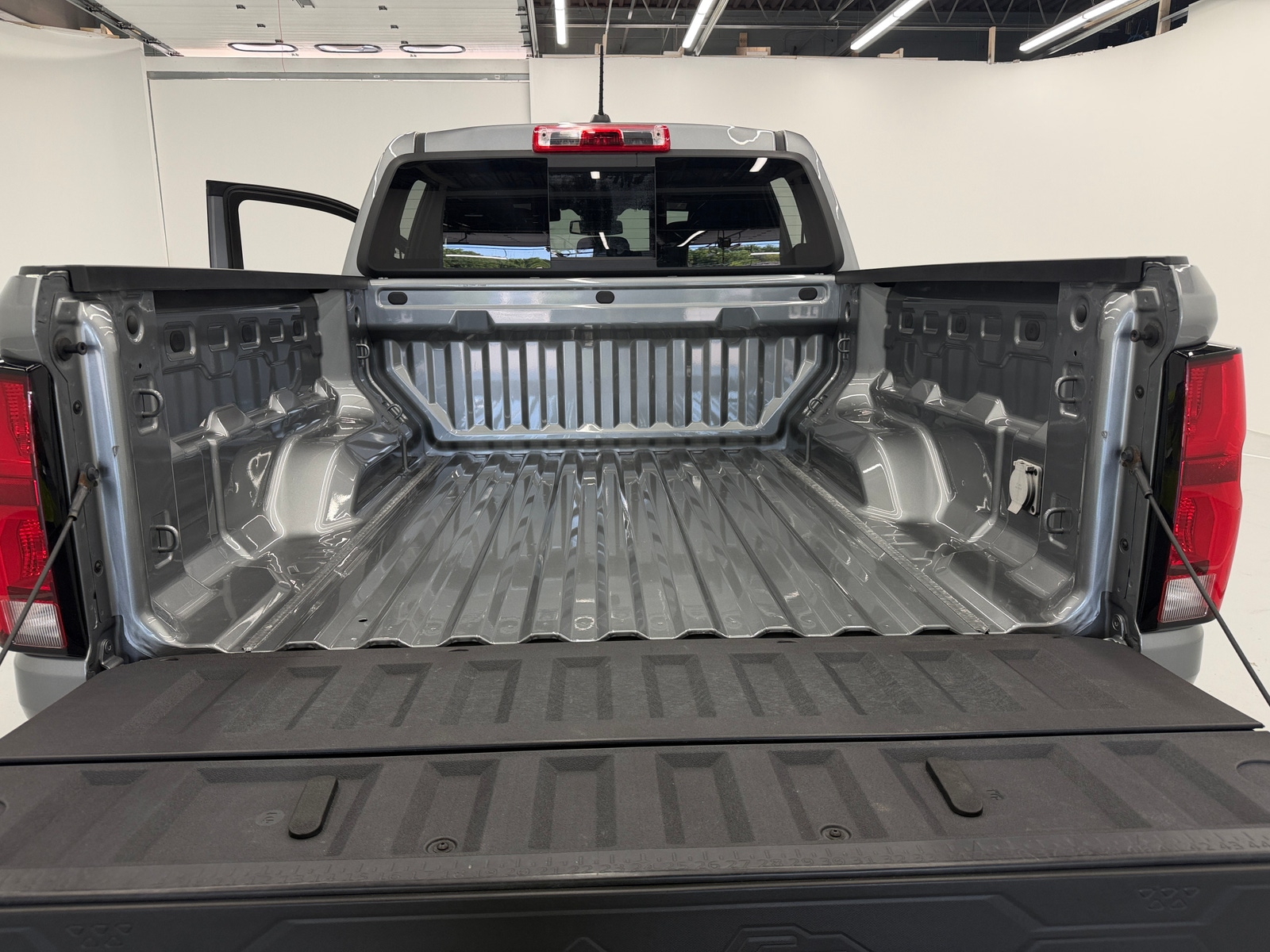 Thumbnail: 2023 Chevrolet Colorado - 6