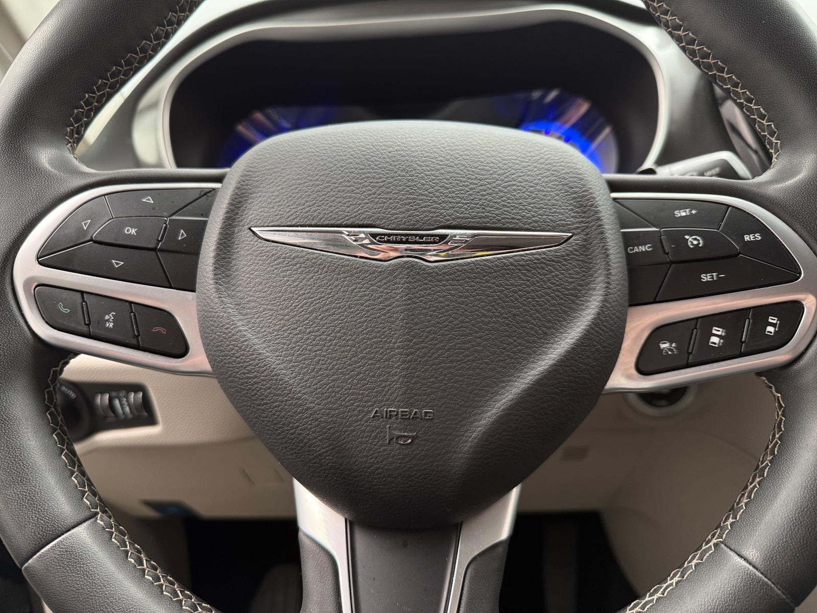 Thumbnail: 2023 Chrysler Pacifica - 4