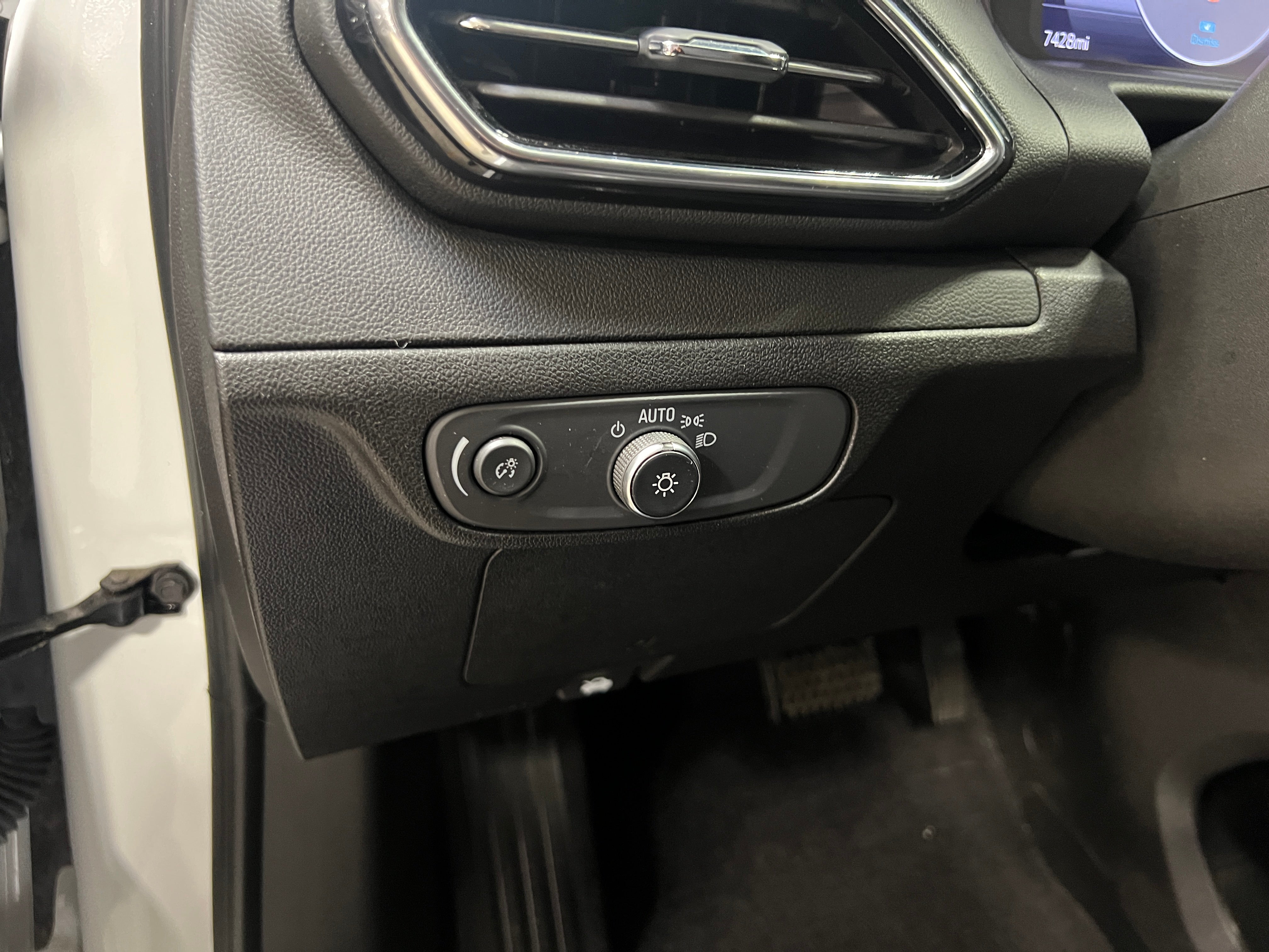 2023 Chevrolet Bolt EUV LT - Photo 11