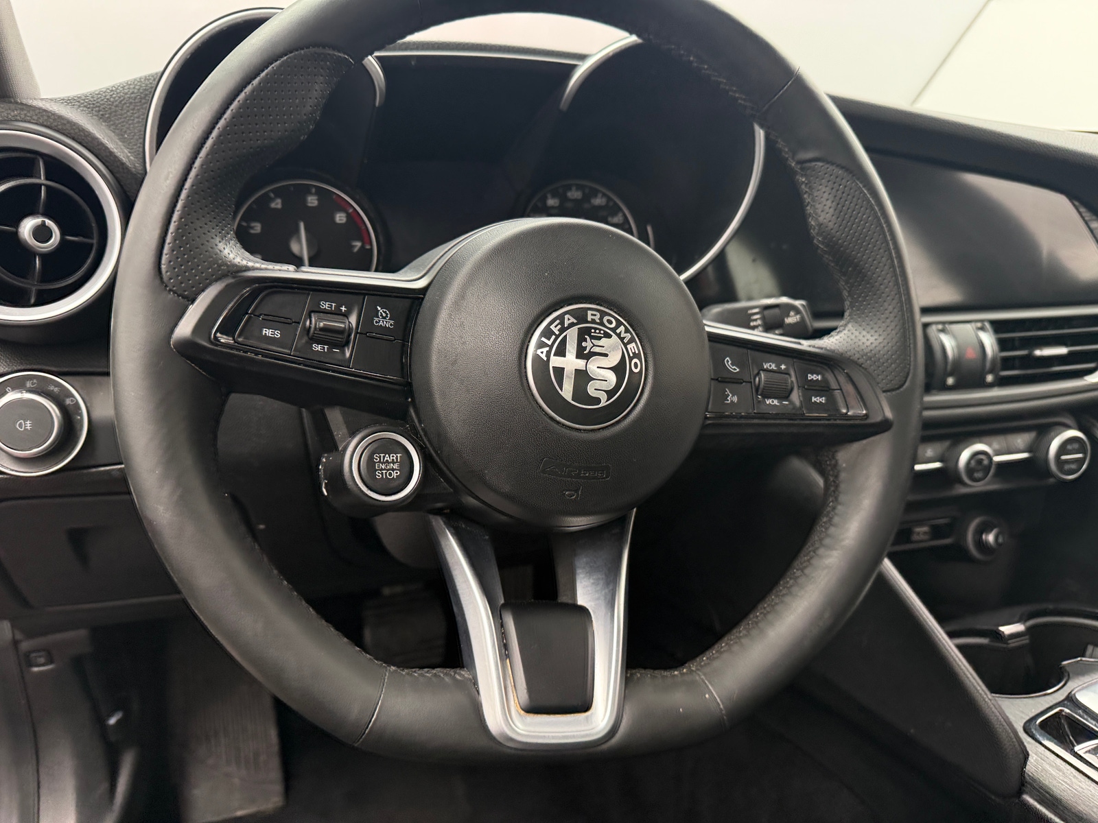 Thumbnail: 2020 Alfa Romeo Giulia - 4