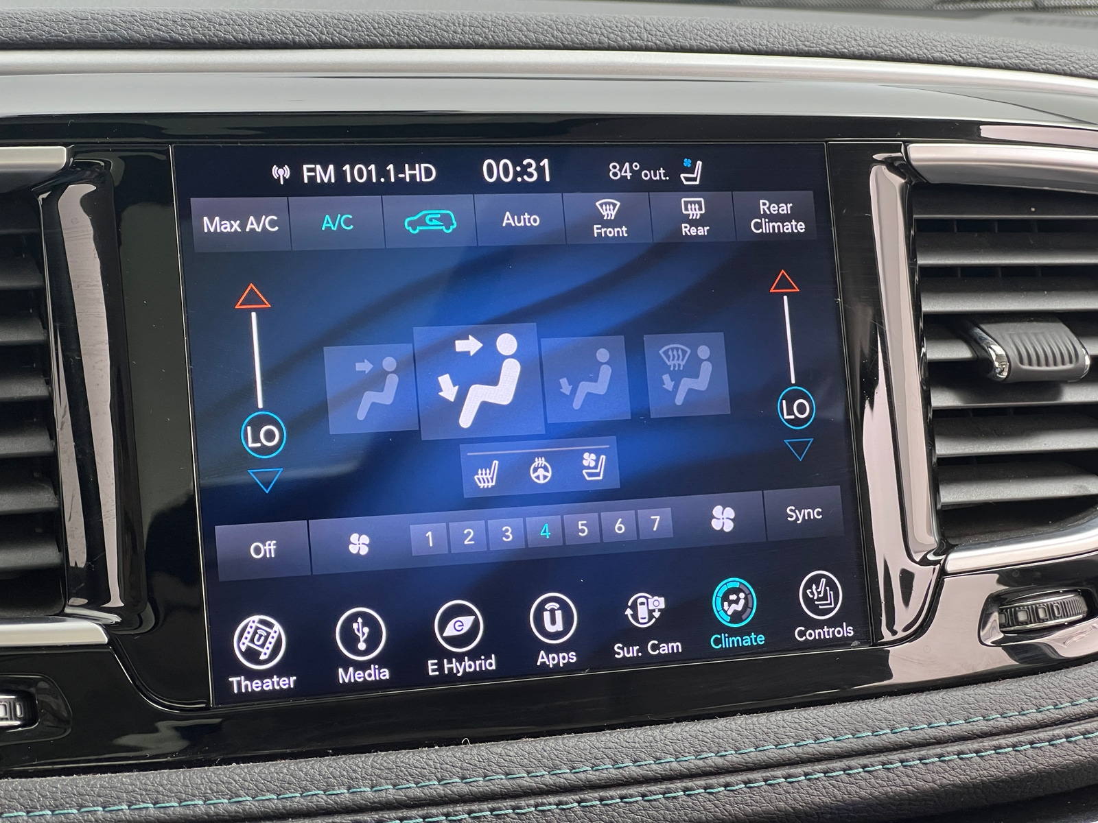 Thumbnail: 2018 Chrysler Pacifica - 3
