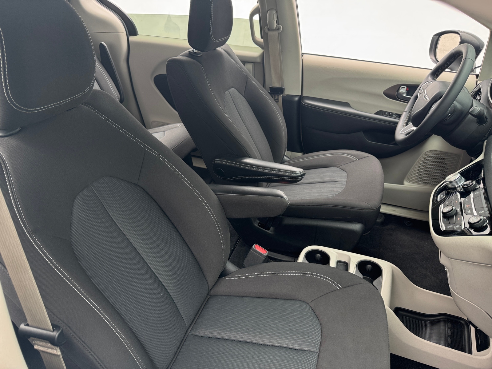 Thumbnail: 2024 Chrysler Voyager - 2