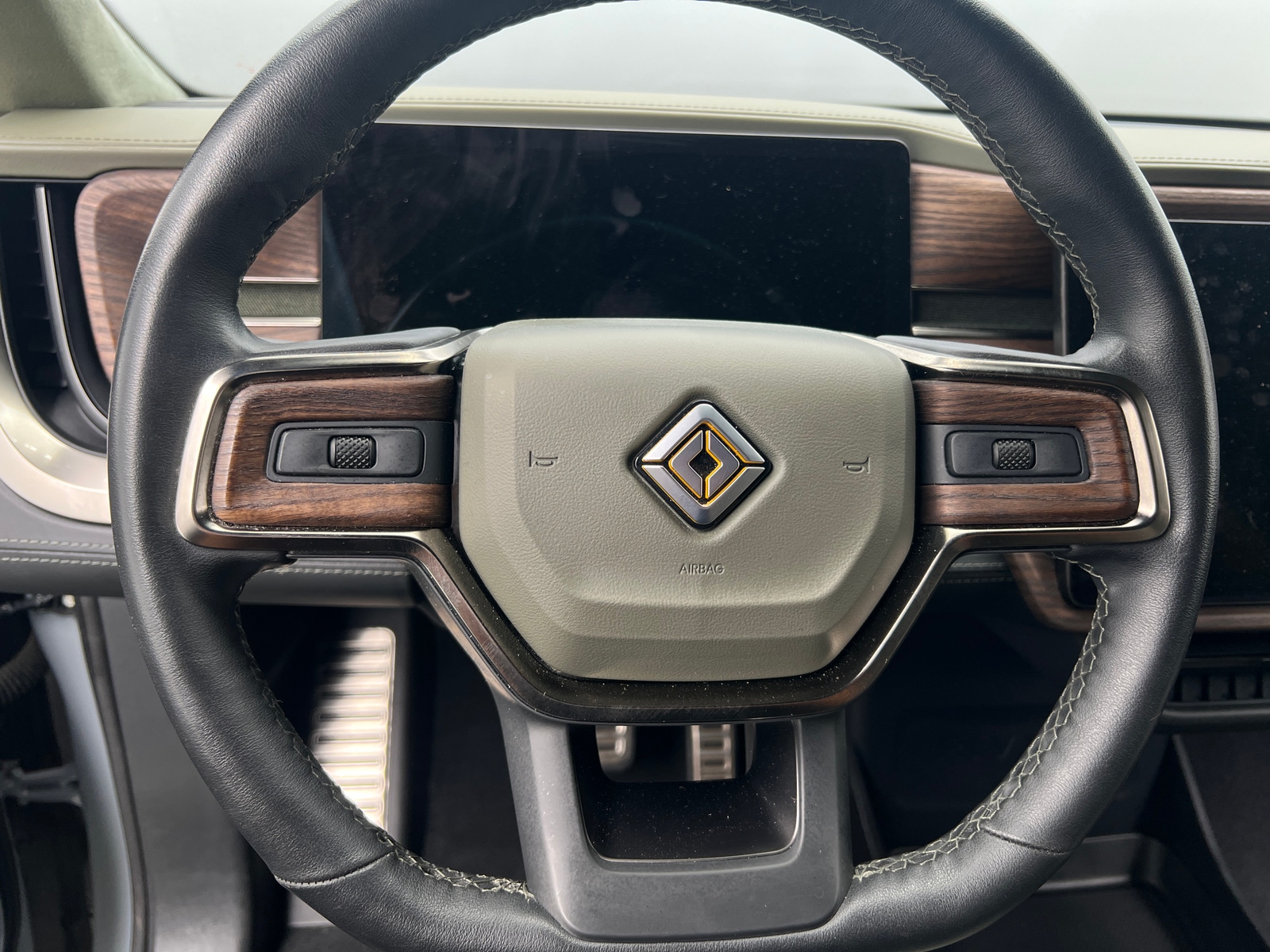 Thumbnail: 2023 Rivian R1S - 4