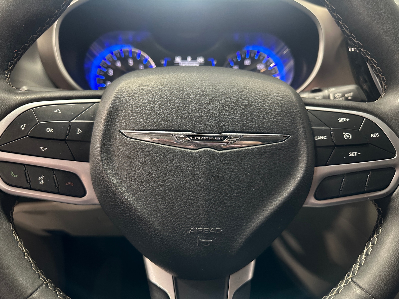 Thumbnail: 2023 Chrysler Voyager - 5