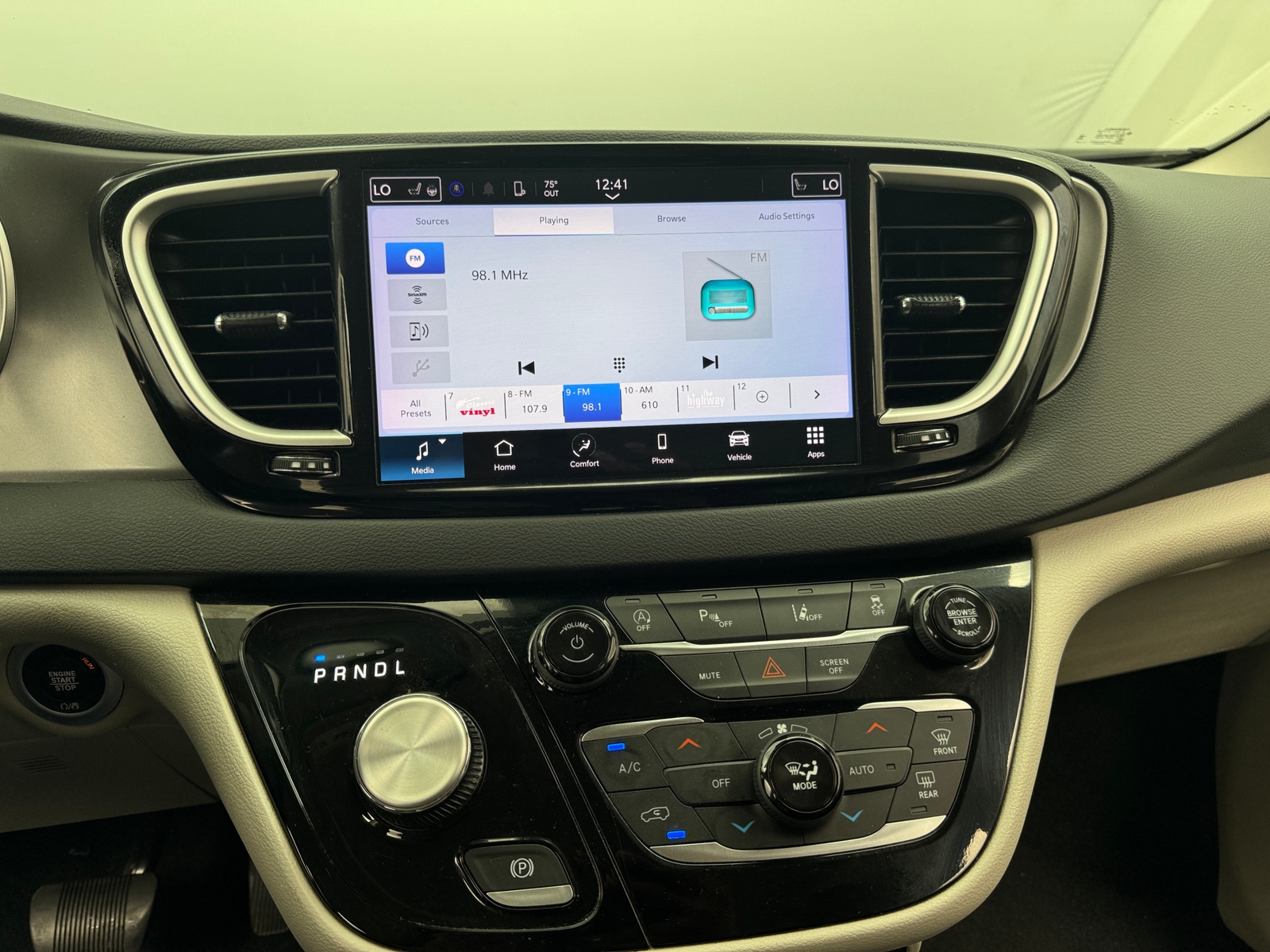 Thumbnail: 2024 Chrysler Pacifica - 3