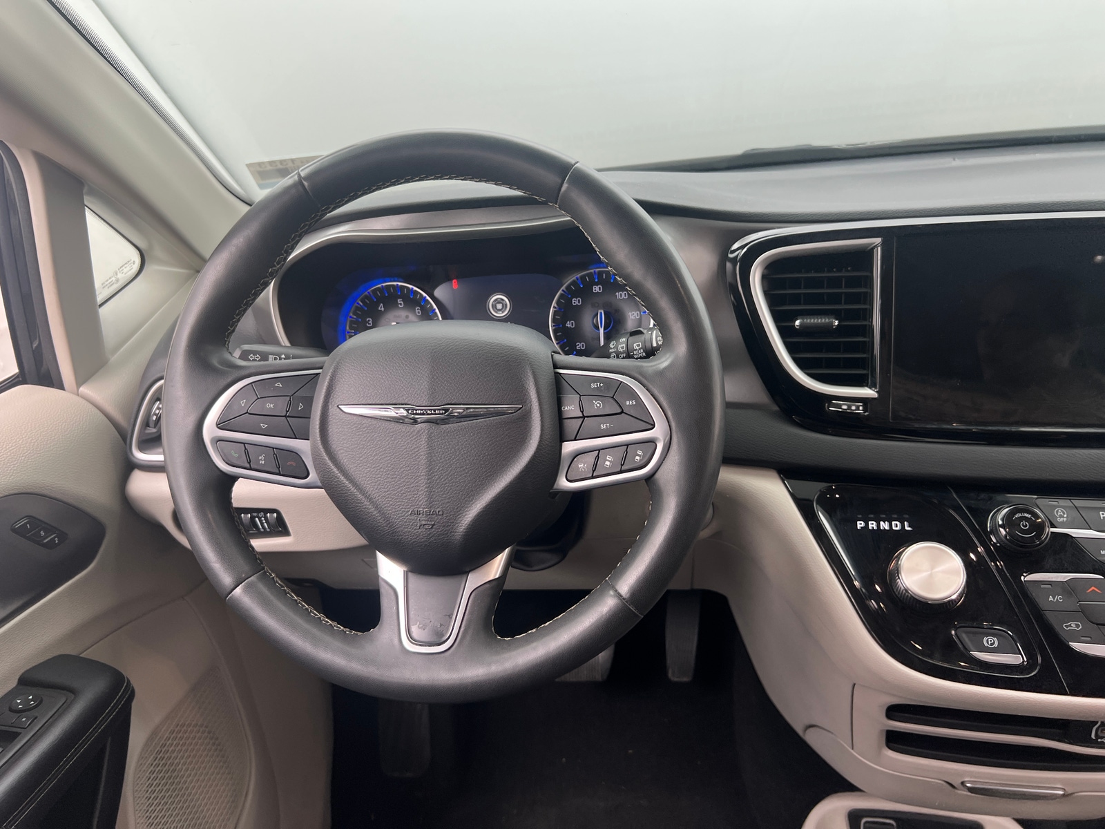 Thumbnail: 2023 Chrysler Pacifica - 4