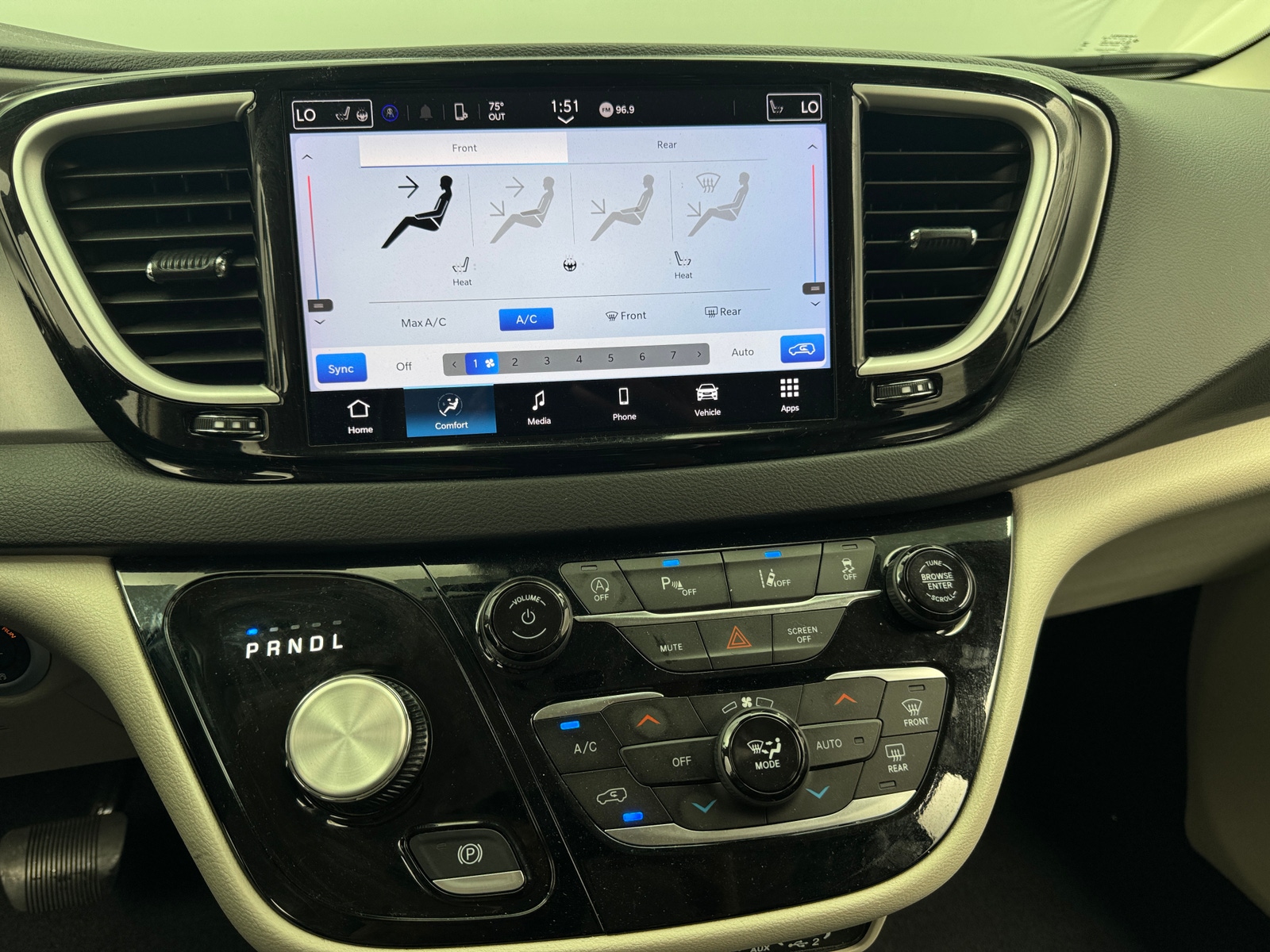 Thumbnail: 2024 Chrysler Pacifica - 3