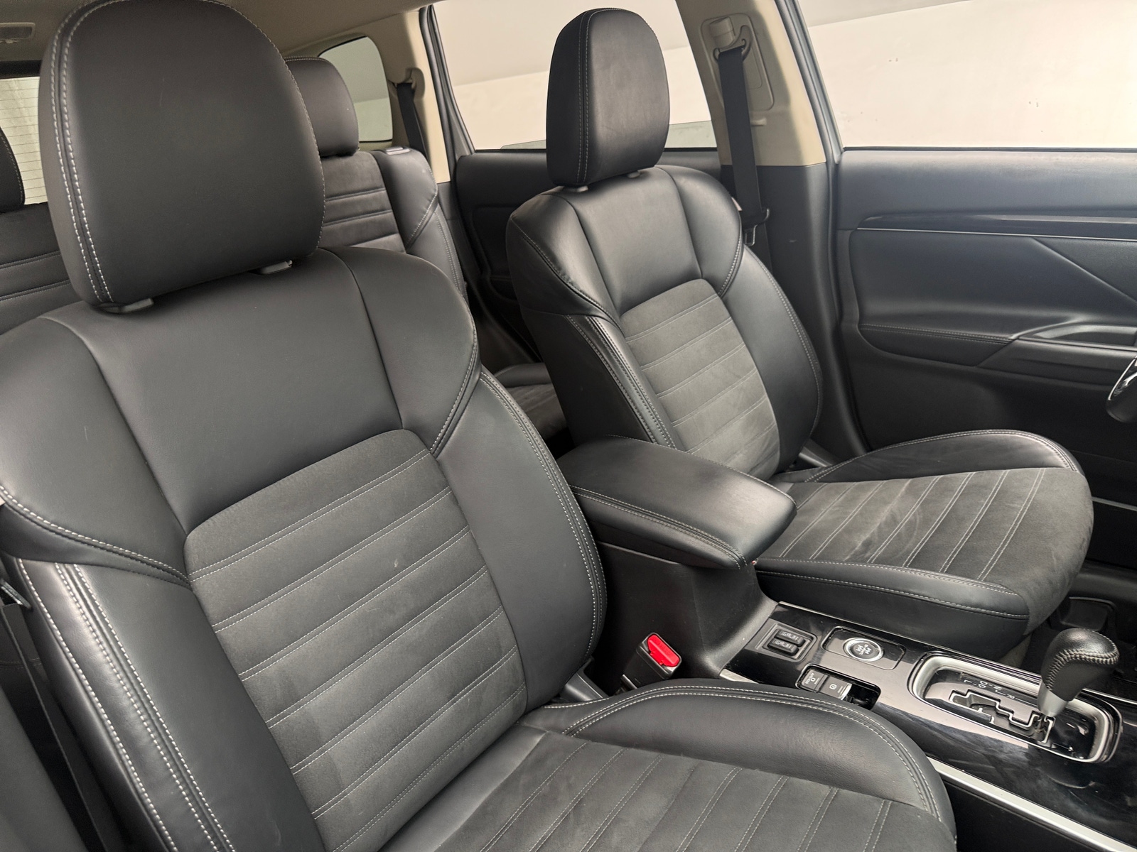 Thumbnail: 2020 Mitsubishi Outlander - 2