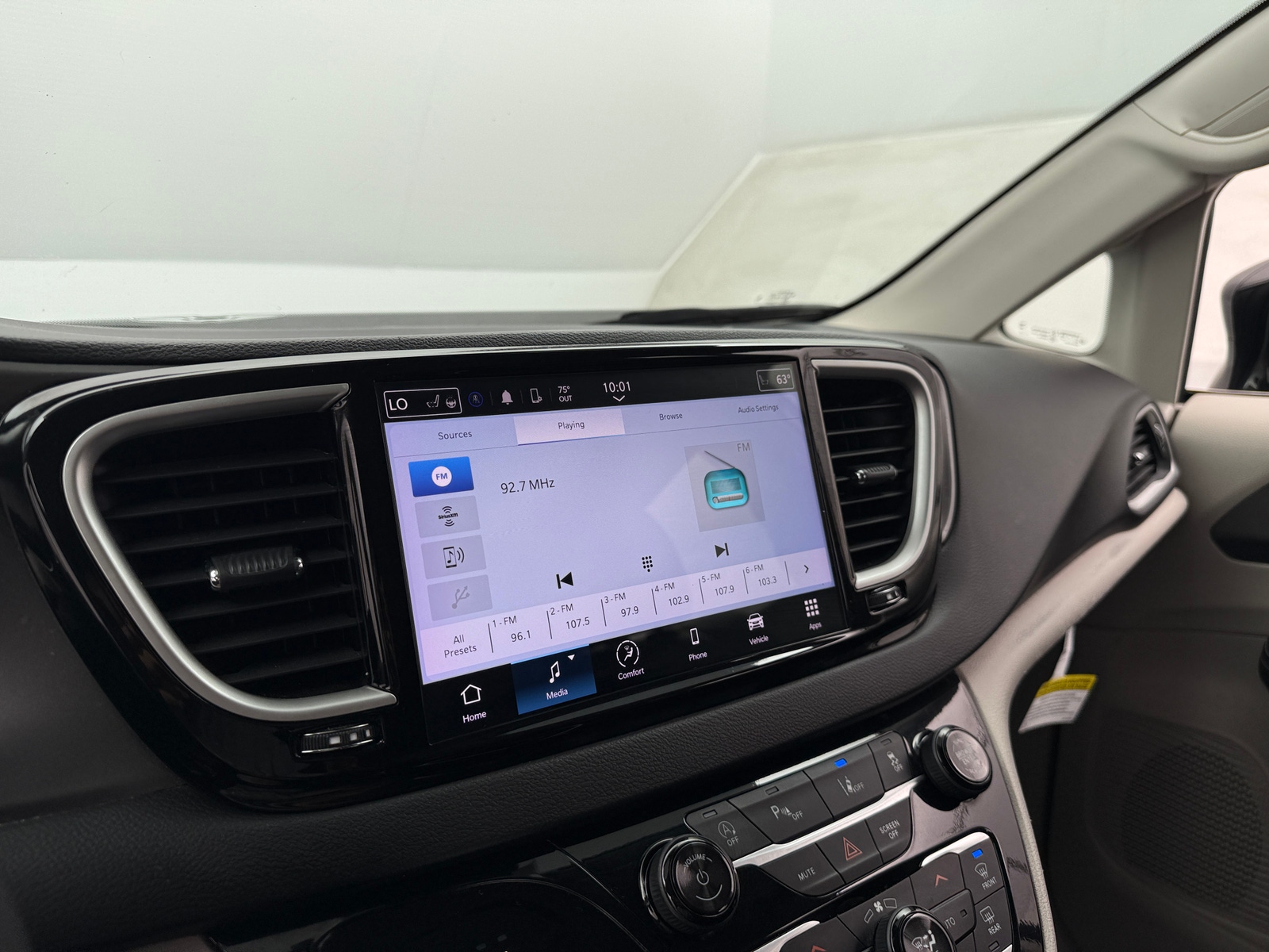 Thumbnail: 2024 Chrysler Pacifica - 3
