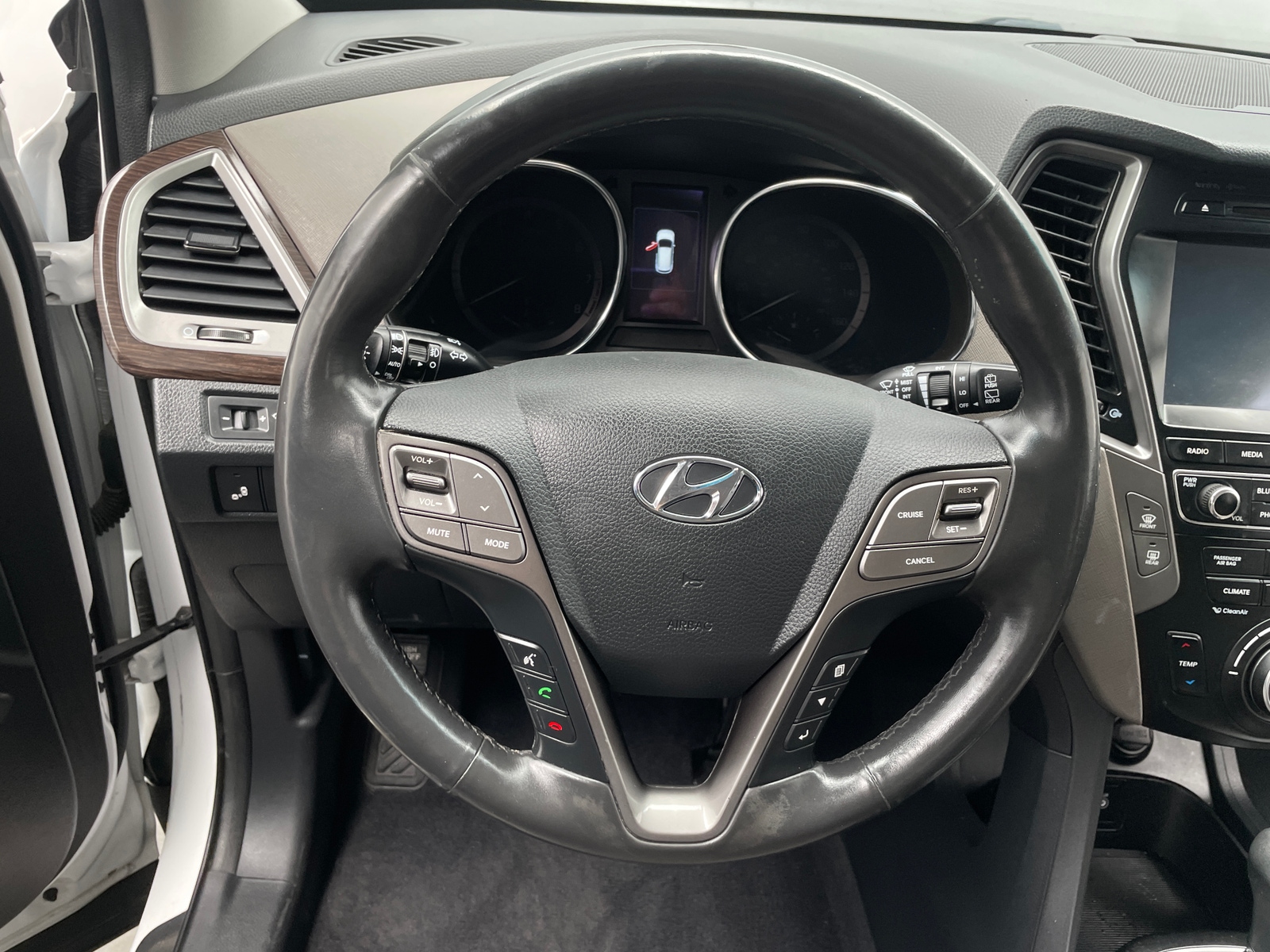 Thumbnail: 2017 Hyundai Santa Fe - 4