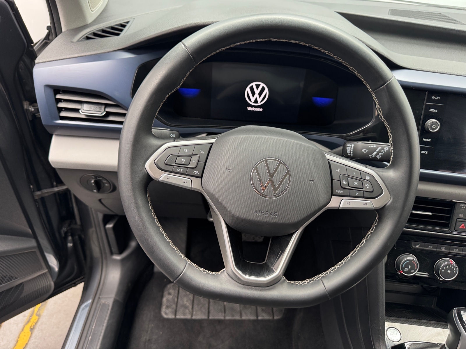 Thumbnail: 2023 Volkswagen Taos - 5