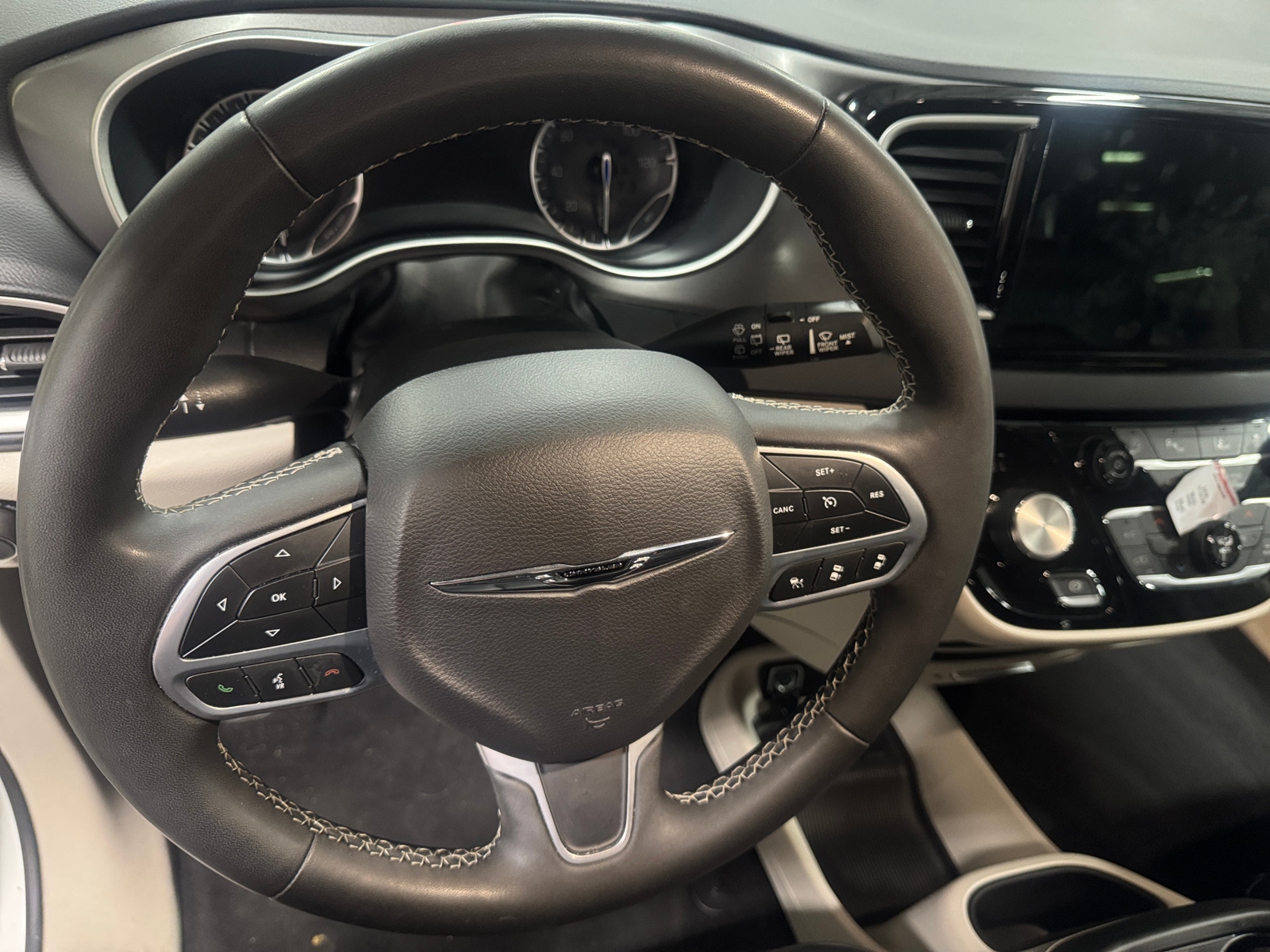 Thumbnail: 2023 Chrysler Pacifica - 4