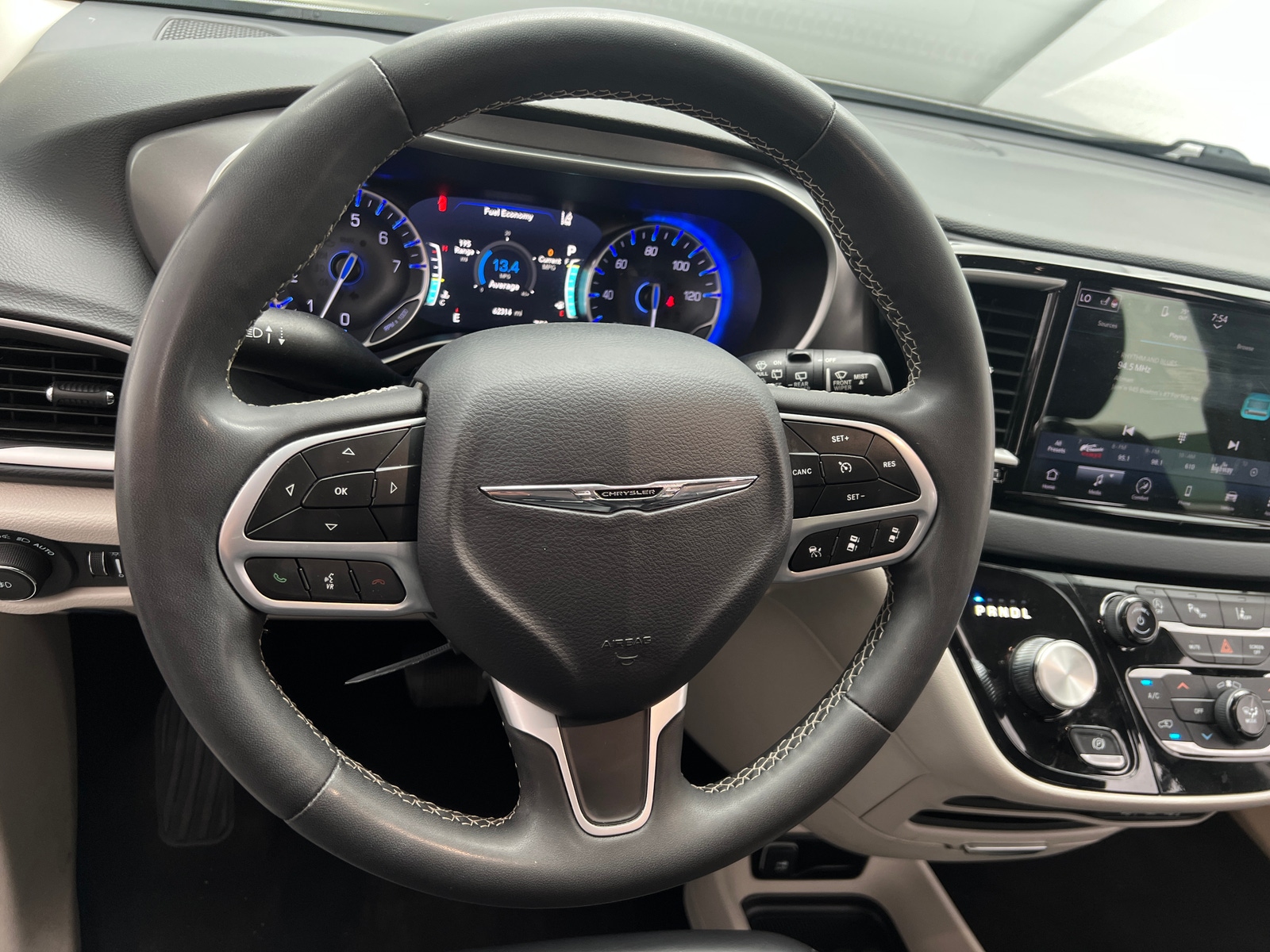 Thumbnail: 2023 Chrysler Pacifica - 4
