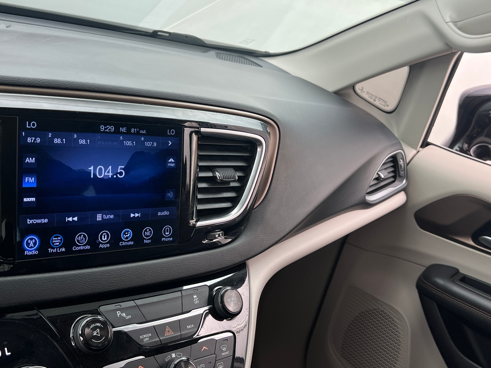 Thumbnail: 2017 Chrysler Pacifica - 3