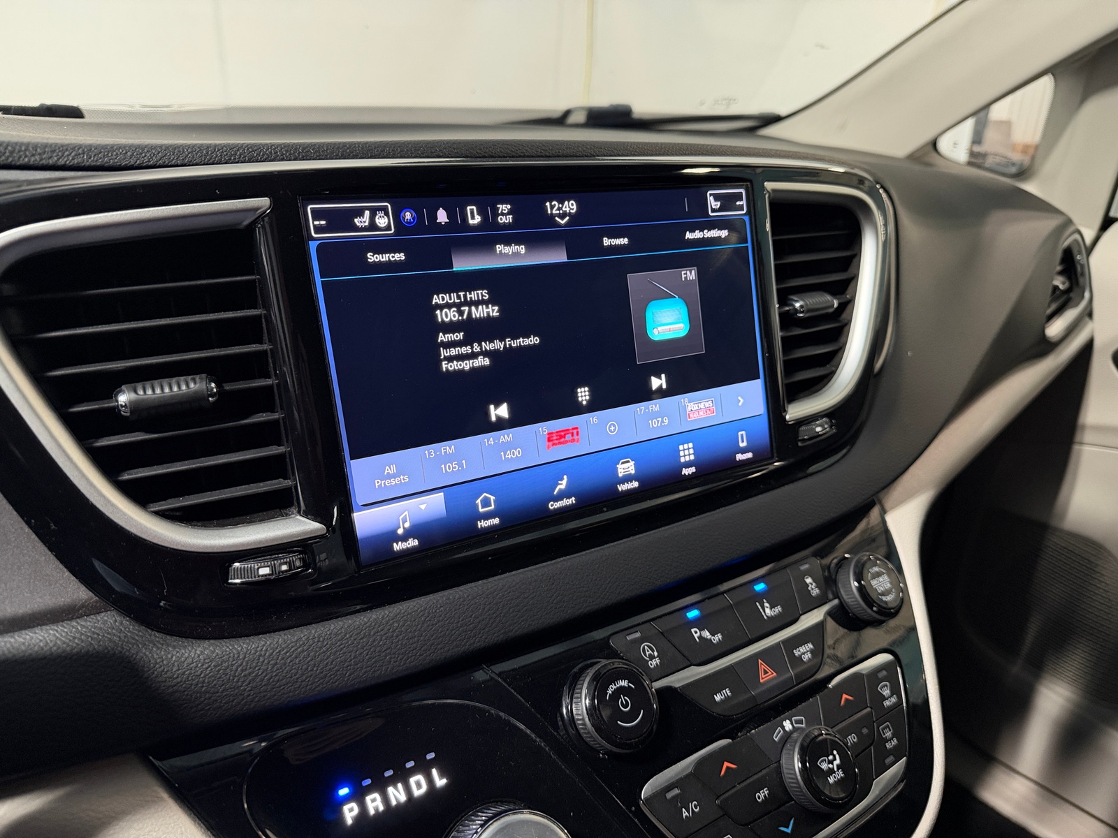 Thumbnail: 2023 Chrysler Pacifica - 3