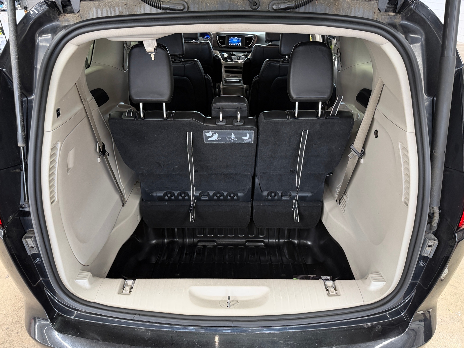 Thumbnail: 2020 Chrysler Voyager - 6