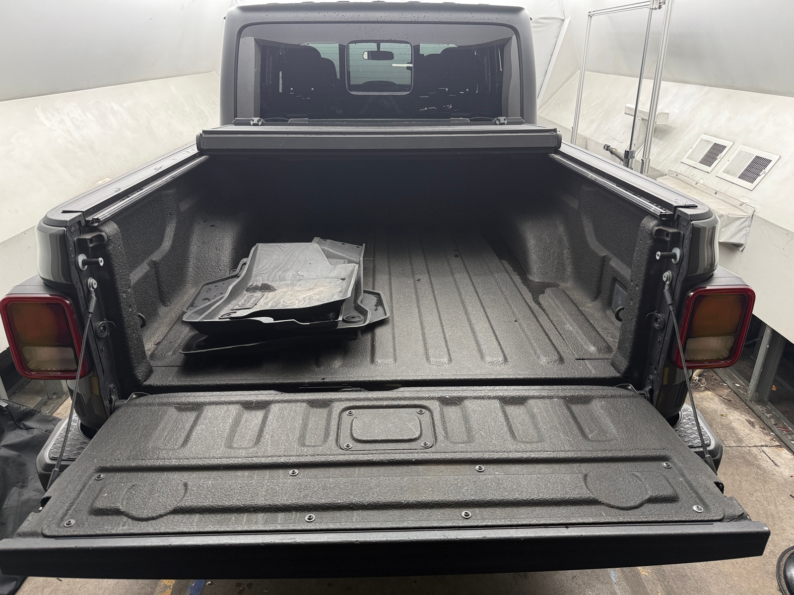 Thumbnail: 2023 Jeep Gladiator - 7