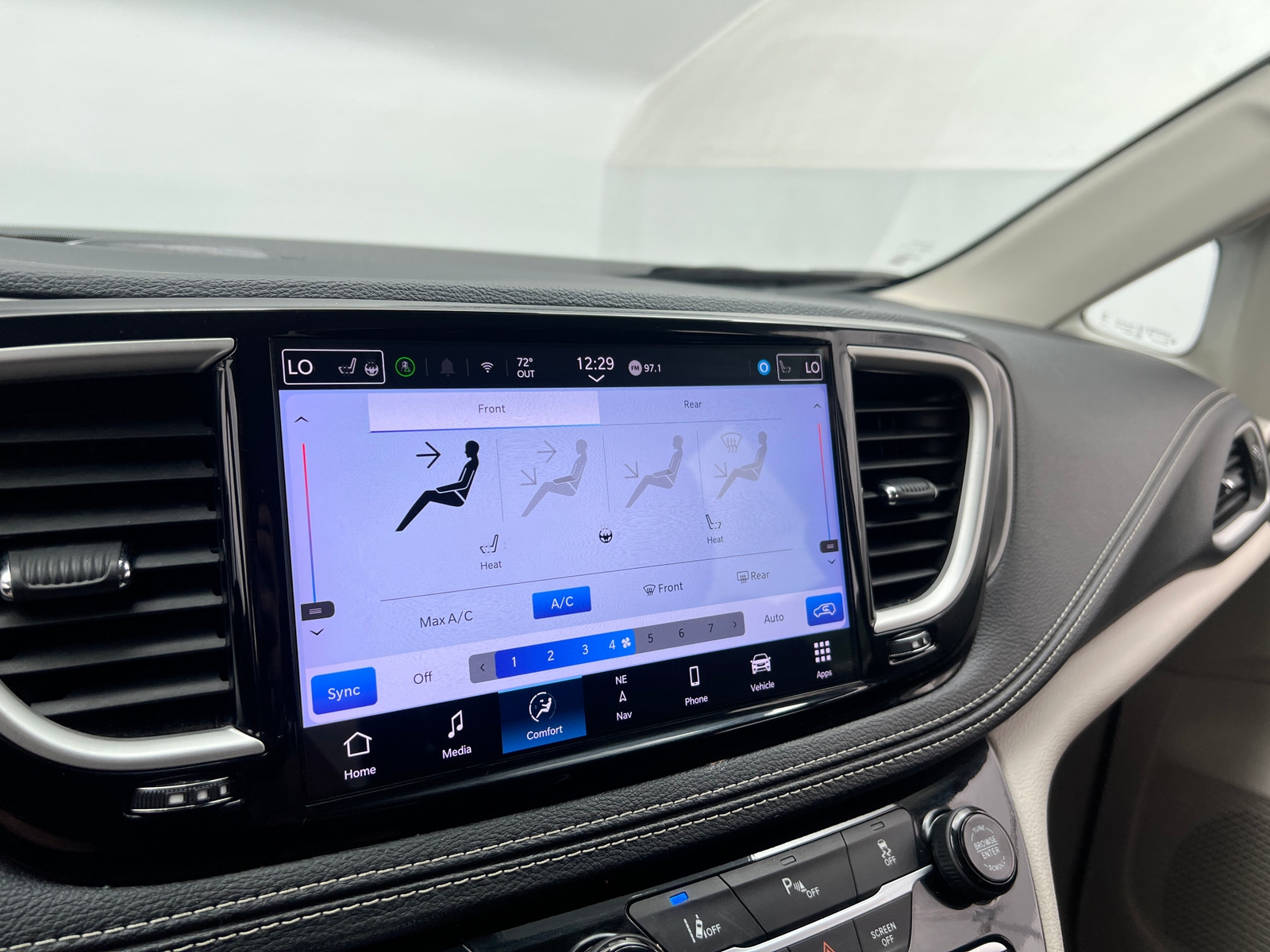 Thumbnail: 2024 Chrysler Pacifica - 3