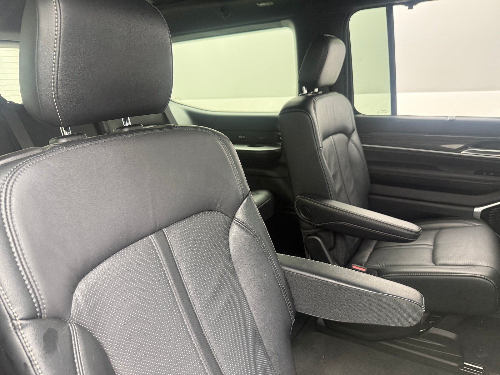 Thumbnail: 2022 Jeep Wagoneer - 5