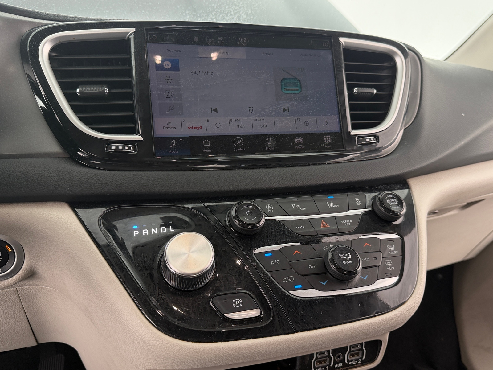 Thumbnail: 2023 Chrysler Pacifica - 3