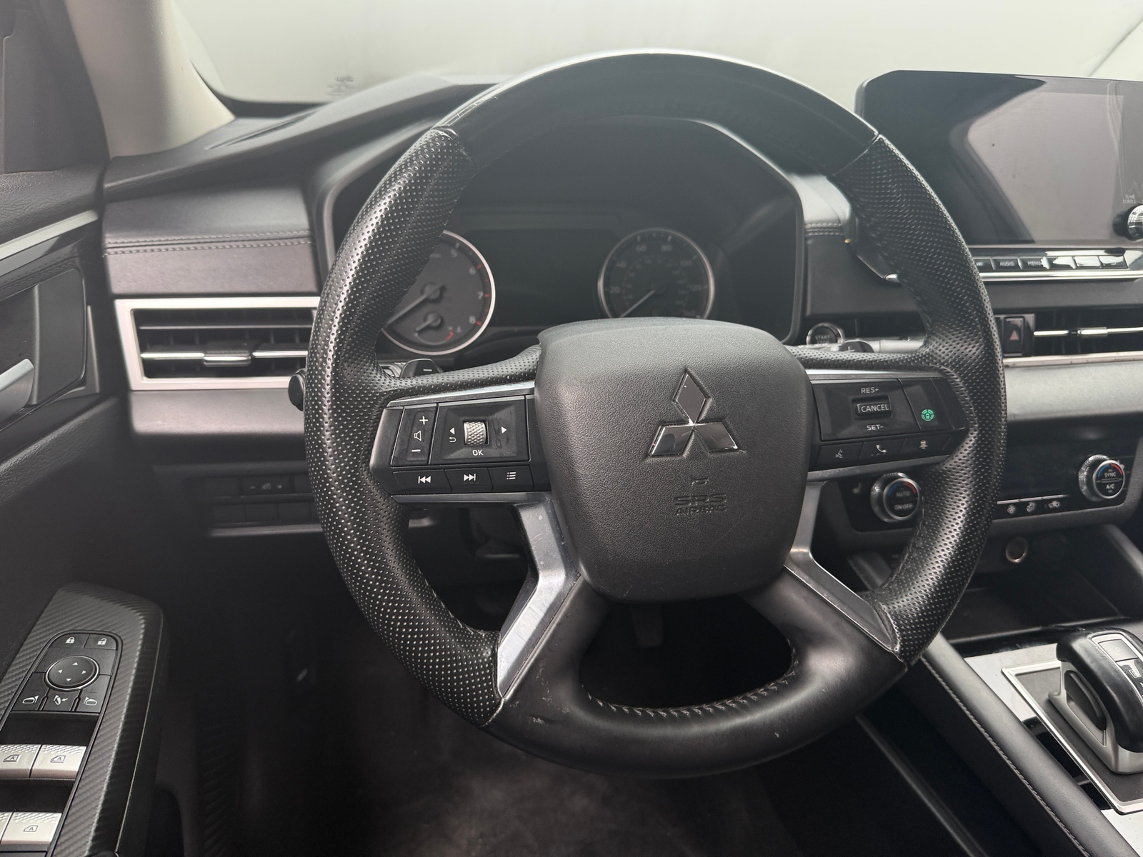 Thumbnail: 2024 Mitsubishi Outlander - 4