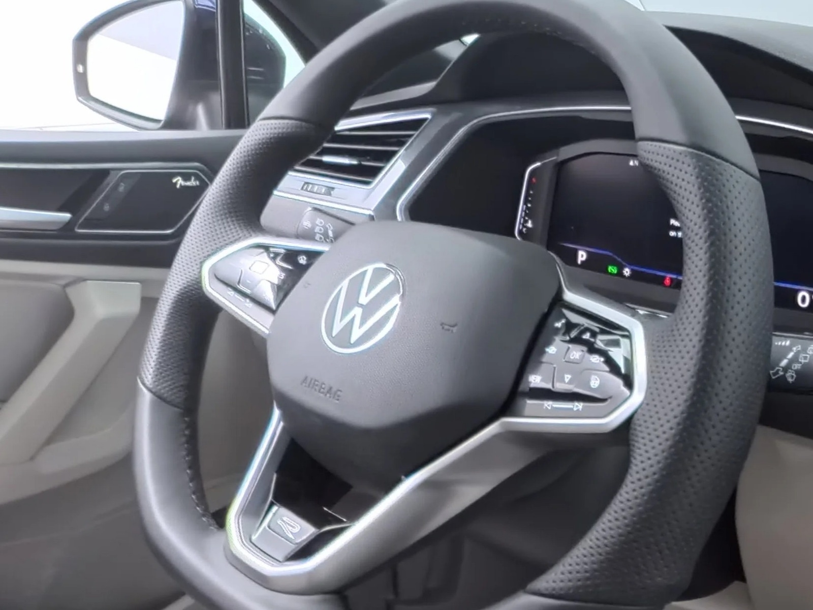 Thumbnail: 2022 Volkswagen Tiguan - 4